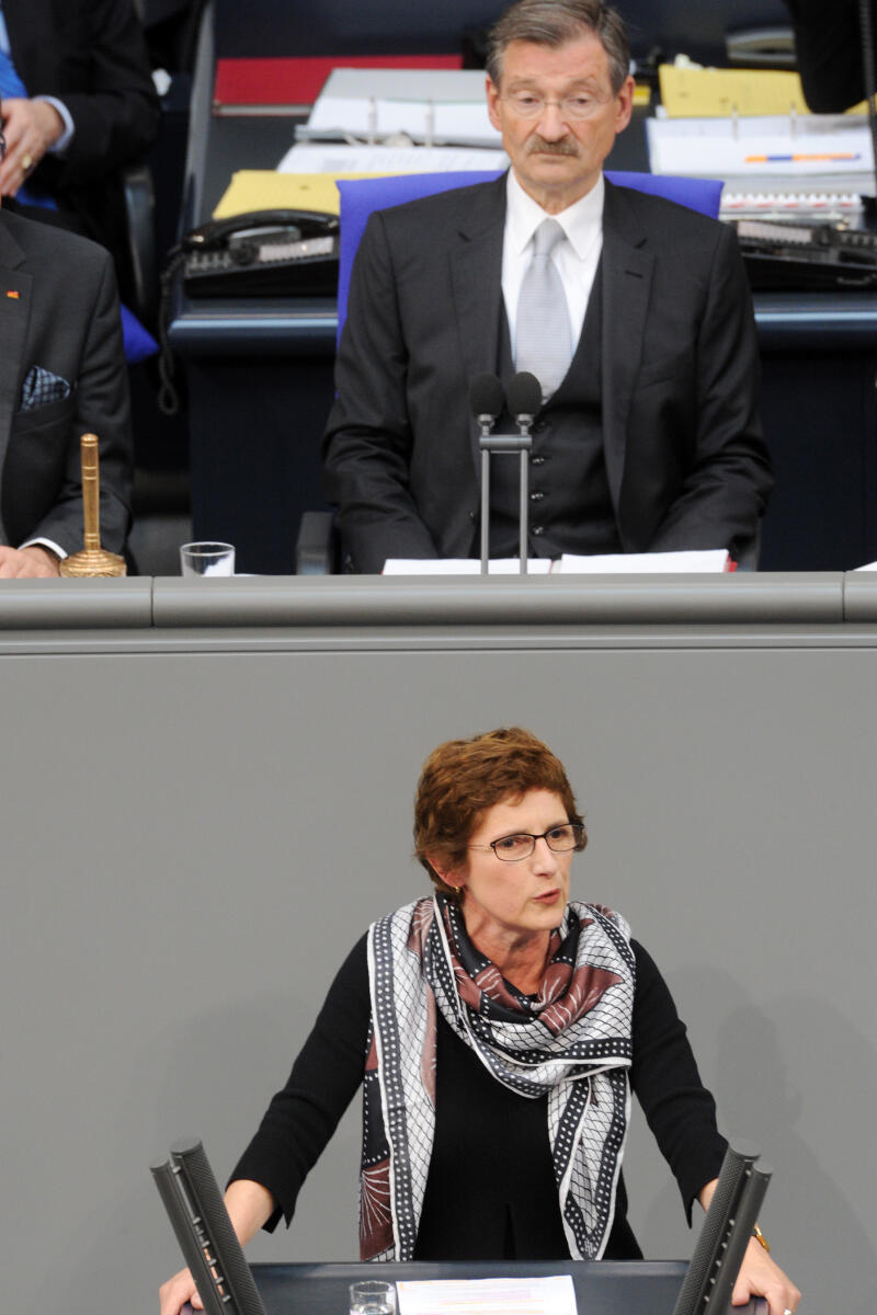 Haßelmann, Britta; Solms, Hermann Otto Britta Haßelmann, Bündnis 90/Die Grünen, Bundestagsabgeordnete, Abgeordnete, Mitglied Deutscher Bundestag, MdB, Rede, 1. Sitzung, Thema: Konstituierende Sitzung Deutscher Bundestag 19. Legislaturperiode, 24.10.2017, Vorsitz: Alterspräsident Hermann Otto Solms, FDP.; Rednerpult.