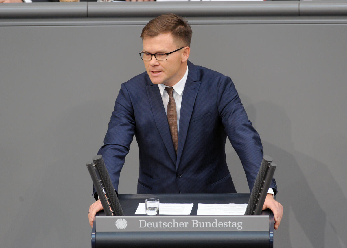 Schneider, Carsten Carsten Schneider, SPD, Bundestagsabgeordneter, Abgeordneter, Mitglied Deutscher Bundestag, MdB, Rede, 1. Sitzung, Thema: Konstituierende Sitzung Deutscher Bundestag 19. Legislaturperiode, 24.10.2017.; Rednerpult.