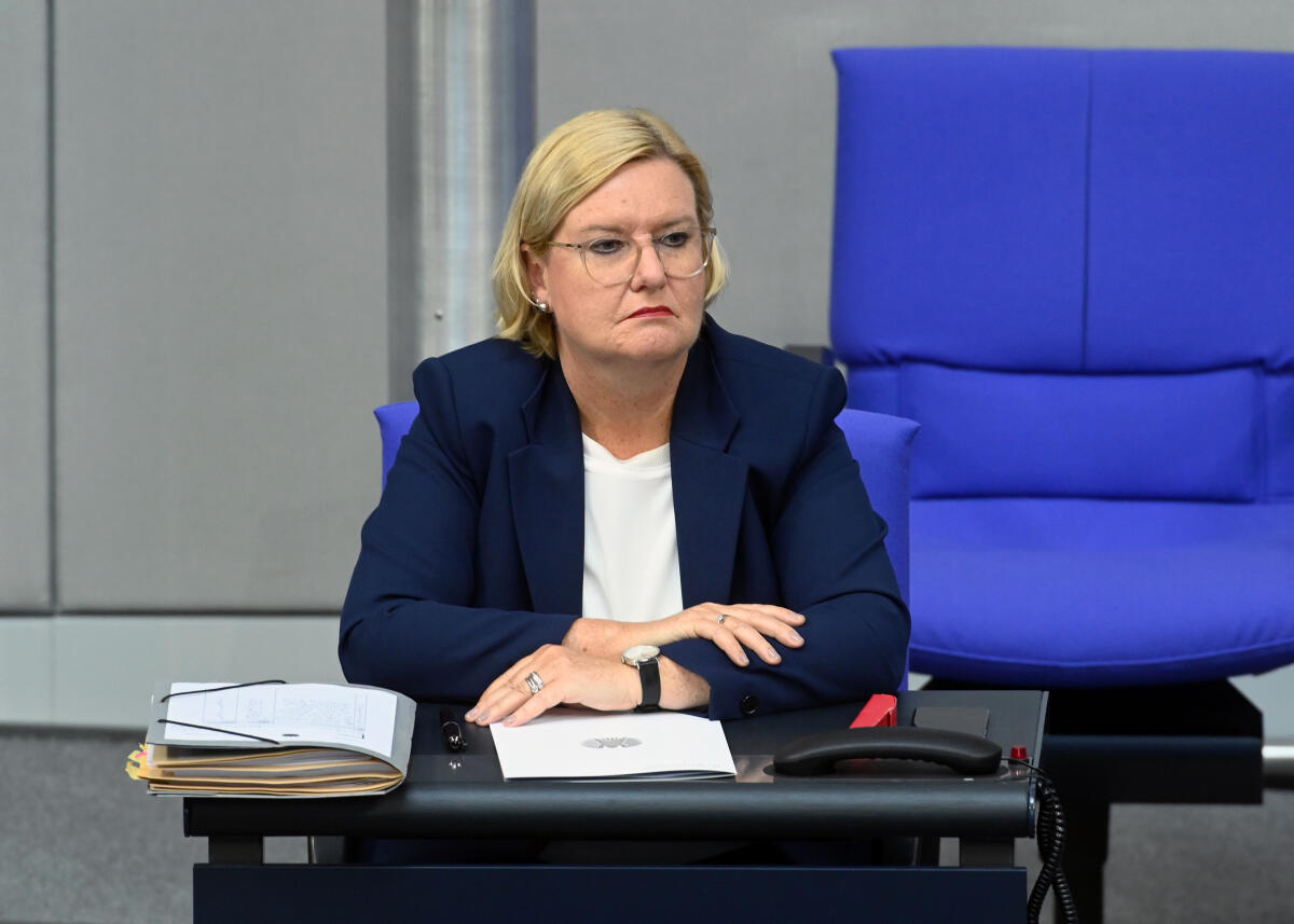 Högl, Eva Dr. Eva Högl, Wehrbeauftragte des Deutschen Bundestages, an ihrem Platz im Plenum des Bundestags, 167. Sitzung Deutscher Bundestag, TOP 28, Thema: "Jahresbericht des Wehrbeauftragten 2019".