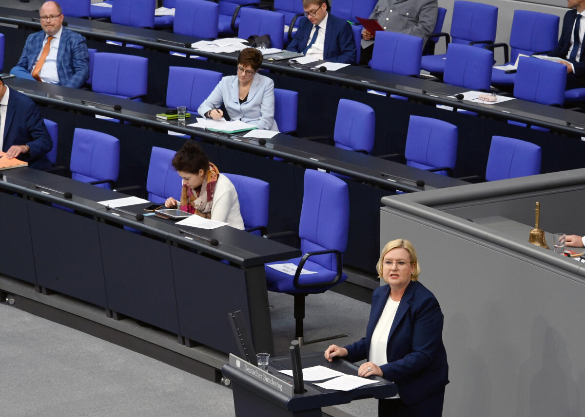 Dr. Eva Högl, Wehrbeauftragte des Deutschen Bundestages, Rede, 167. Sitzung Deutscher Bundestag, TOP 28, Thema: "Jahresbericht des Wehrbeauftragten 2019". Im Hintergrund auf der Regierungsbank (mitte): Annegret Kramp-Karrenbauer, Högl, Eva; Kramp-Karrenbauer, Annegret Dr. Eva Högl, Wehrbeauftragte des Deutschen Bundestages, Rede, 167. Sitzung Deutscher Bundestag, TOP 28, Thema: "Jahresbericht des Wehrbeauftragten 2019". Im Hintergrund auf der Regierungsbank (mitte): Annegret Kramp-Karrenbauer,