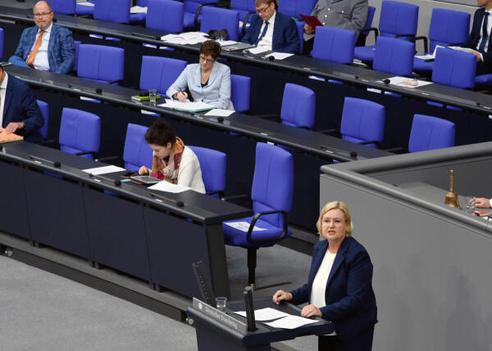 Högl, Eva; Kramp-Karrenbauer, Annegret Reichstagsgebäude, Plenarsaal