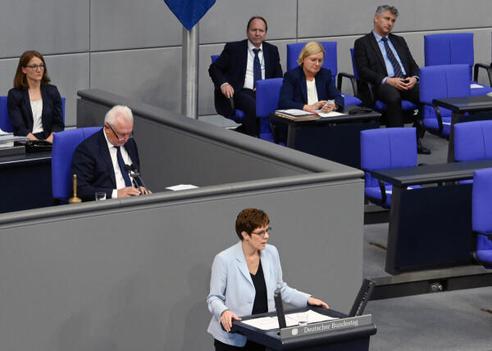 Högl, Eva; Kramp-Karrenbauer, Annegret; Kubicki, Wolfgang Reichstagsgebäude, Plenarsaal