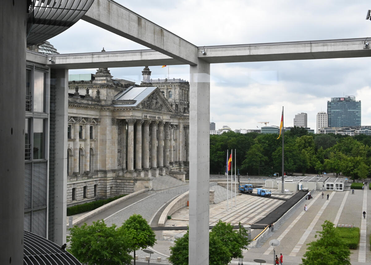  Reichstagsgebäude, Reichstag, Außenansichten, Fahne, Fahnen, Westseite.