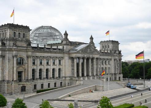  Beschreibung: Reichstagsgebäude, Reichstag, Außenansichten, Fahne, Fahnen, Westseite.
Fotograf/in: Achim Melde