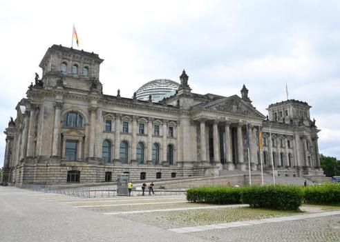  Beschreibung: Reichstagsgebäude, Reichstag, Außenansichten, Fahne, Fahnen, Westseite.
Fotograf/in: Achim Melde