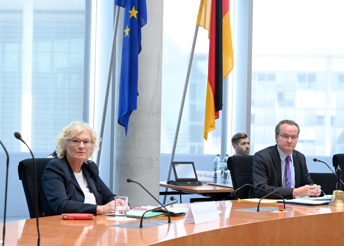 Gunther Krichbaum, CDU/CSU, Vorsitzender des Ausschusses des Deutschen Bundestages für die Angelegenheiten der Europäischen Union, leitet eine Ausschusssitzung, an der die Bundesministerin für Justiz und Verbraucherschutz, Christine Lambrecht, SPD, teilnimmt.; Fahne, Fahnen. Krichbaum, Gunther; Lambrecht, Christine Gunther Krichbaum, CDU/CSU, Vorsitzender des Ausschusses des Deutschen Bundestages für die Angelegenheiten der Europäischen Union, leitet eine Ausschusssitzung, an der die Bundesministerin für Justiz und Verbraucherschutz, Christine Lambrecht, SPD, teilnimmt.; Fahne, Fahnen.