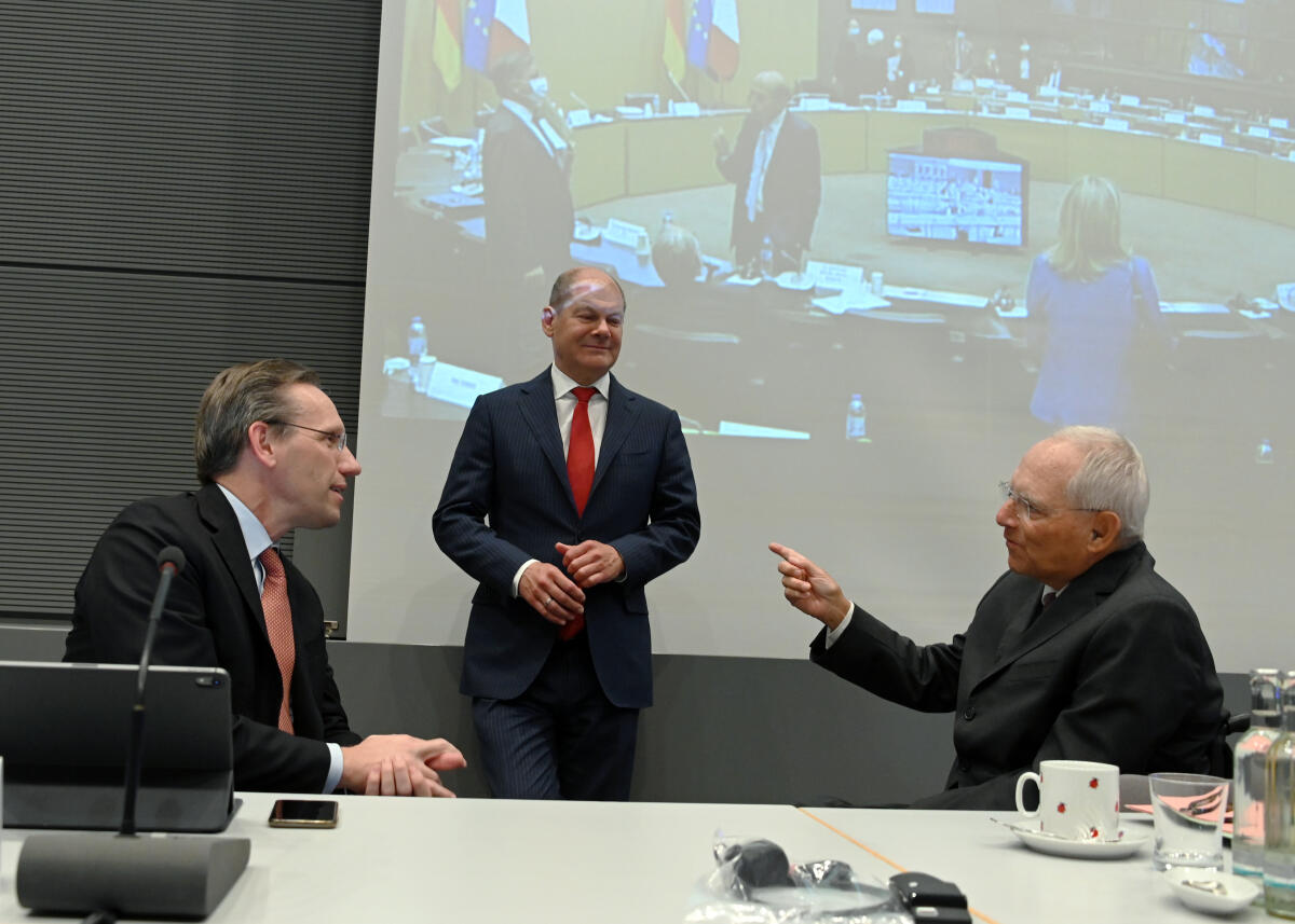 Schäuble, Wolfgang; Scholz, Olaf; Kukies, Jörg Bundestagspräsident Dr. Wolfgang Schäuble, (re), CDU/CSU, leitet zusammen mit seinem französischen Kollegen, dem Präsidenten der Assemblée Nationale, Richard Ferrand, mit Beteiligung der Finanzminister Olaf Scholz, (mitte), SPD, und Bruno le Maire (nicht im Bild), im Rahmen einer Videokonferenz eine Sondersitzung der Deutsch-Französischen Parlamentarischen Versammlung. Links im Bild: Jörg Kukies, Staatssekretär im Bundesfinanzministerium.; Geste, Gestik.