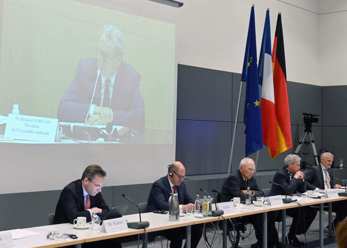 Schäuble, Wolfgang; Scholz, Olaf Bundestagspräsident Dr. Wolfgang Schäuble, (mitte), CDU/CSU, leitet zusammen mit seinem französischen Kollegen, dem Präsidenten der Assemblée Nationale, Richard Ferrand, (auf der Videoleinwand zu sehen), mit Beteiligung der Finanzminister Olaf Scholz, (2.v.li), SPD, und Bruno le Maire (nicht im Bild), im Rahmen einer Videokonferenz eine Sondersitzung der Deutsch-Französischen Parlamentarischen Versammlung.; Fahne, Fahnen.