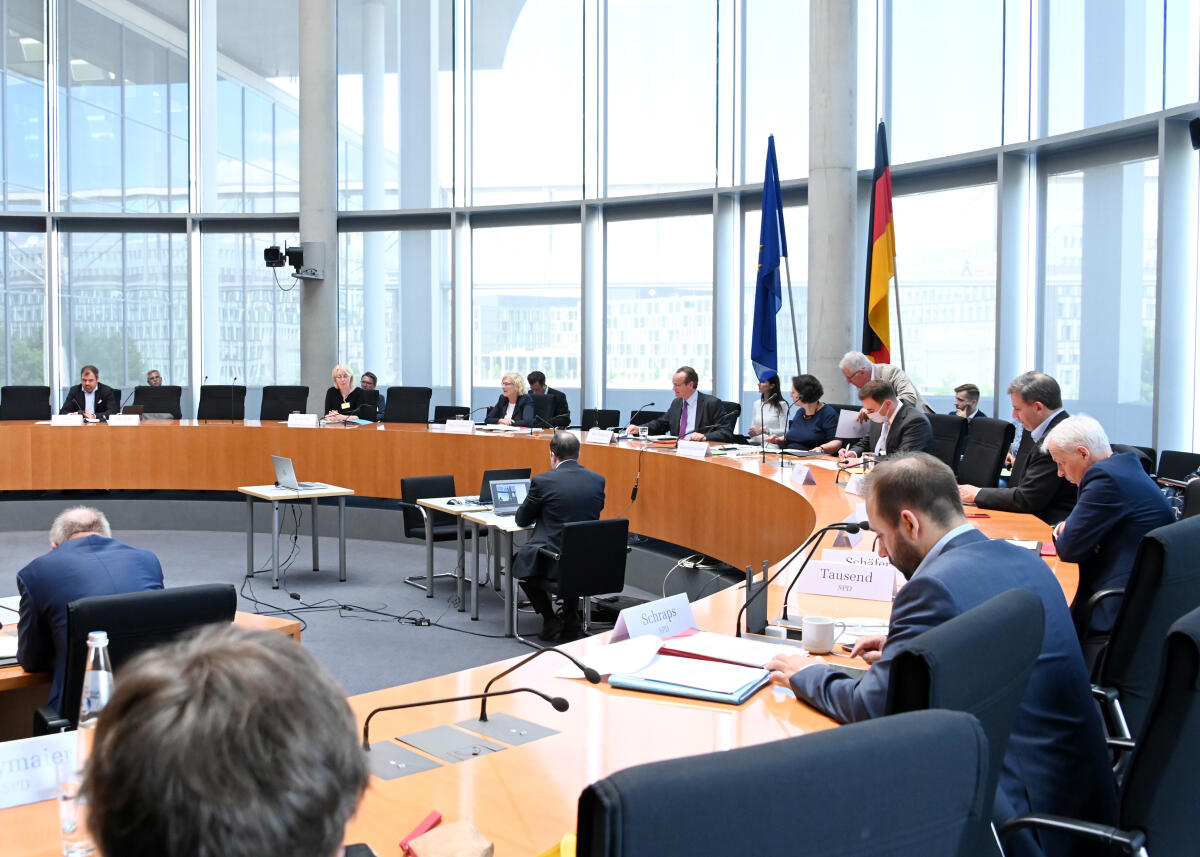 Gunther Krichbaum, (4.v.li), CDU/CSU, Vorsitzender des Ausschusses des Deutschen Bundestages für die Angelegenheiten der Europäischen Union, leitet eine Ausschusssitzung, an der die Bundesministerin für Justiz und Verbraucherschutz, Christine Lambrecht, (3.v.li), SPD, teilnimmt.; Übersicht. Krichbaum, Gunther; Lambrecht, Christine Gunther Krichbaum, (4.v.li), CDU/CSU, Vorsitzender des Ausschusses des Deutschen Bundestages für die Angelegenheiten der Europäischen Union, leitet eine Ausschusssitzung, an der die Bundesministerin für Justiz und Verbraucherschutz, Christine Lambrecht, (3.v.li), SPD, teilnimmt.; Übersicht.