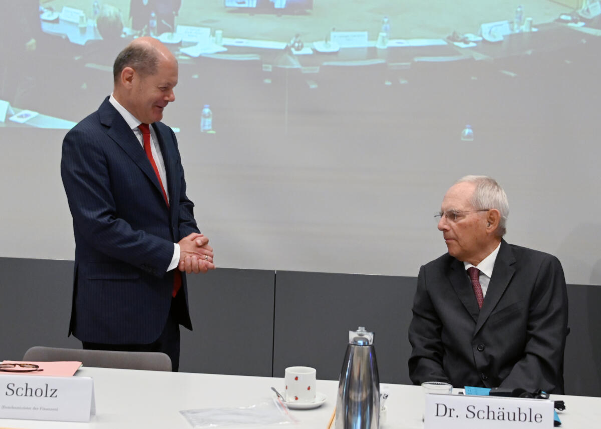 Schäuble, Wolfgang; Scholz, Olaf Bundestagspräsident Dr. Wolfgang Schäuble, (re), CDU/CSU, leitet zusammen mit seinem französischen Kollegen, dem Präsidenten der Assemblée Nationale, Richard Ferrand, mit Beteiligung der Finanzminister Olaf Scholz, (li), SPD, und Bruno le Maire (nicht im Bild), im Rahmen einer Videokonferenz eine Sondersitzung der Deutsch-Französischen Parlamentarischen Versammlung.