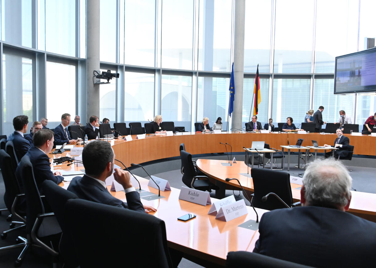 Gunther Krichbaum, (vor der deutschen Fahne), CDU/CSU, Vorsitzender des Ausschusses des Deutschen Bundestages für die Angelegenheiten der Europäischen Union, leitet eine Ausschusssitzung, an der die Bundesministerin für Justiz und Verbraucherschutz, Christine Lambrecht, (mitte), SPD, teilnimmt.; Übersicht. Krichbaum, Gunther; Lambrecht, Christine Gunther Krichbaum, (vor der deutschen Fahne), CDU/CSU, Vorsitzender des Ausschusses des Deutschen Bundestages für die Angelegenheiten der Europäischen Union, leitet eine Ausschusssitzung, an der die Bundesministerin für Justiz und Verbraucherschutz, Christine Lambrecht, (mitte), SPD, teilnimmt.; Übersicht.