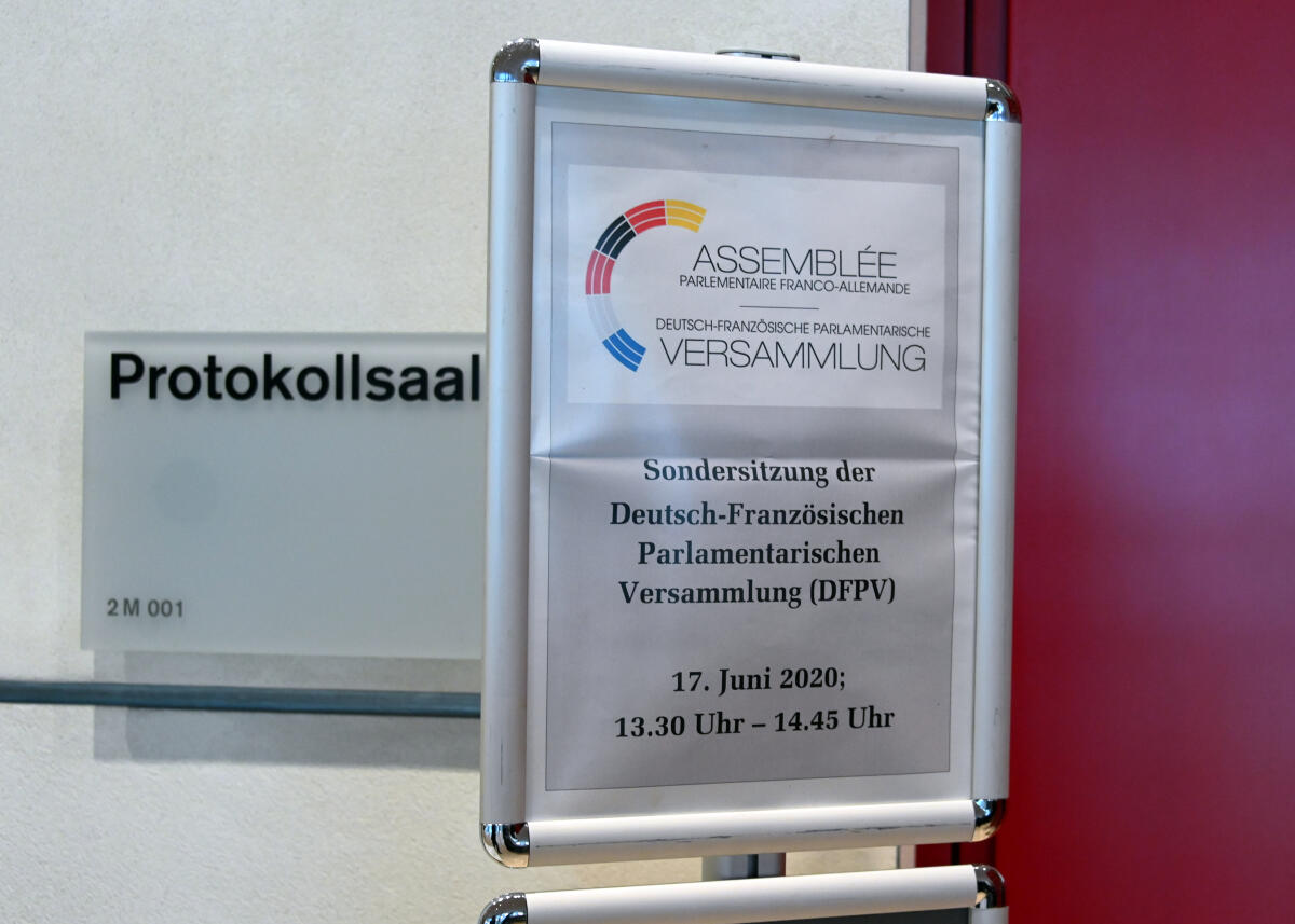  Bundestagspräsident Dr. Wolfgang Schäuble, CDU/CSU, leitet zusammen mit seinem französischen Kollegen, dem Präsidenten der Assemblée Nationale, Richard Ferrand, mit Beteiligung der Finanzminister Olaf Scholz, SPD, und Bruno le Maire, im Rahmen einer Videokonferenz eine Sondersitzung der Deutsch-Französischen Parlamentarischen Versammlung.; Protokollsaal, Ankündigungstafel.