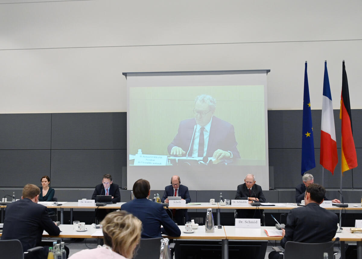 Schäuble, Wolfgang; Scholz, Olaf Bundestagspräsident Dr. Wolfgang Schäuble, (Podium: 2.v.re), CDU/CSU, leitet zusammen mit seinem französischen Kollegen, dem Präsidenten der Assemblée Nationale, Richard Ferrand, (auf der Videoleinwand zu sehen), mit Beteiligung der Finanzminister Olaf Scholz, (Podium: mitte), SPD, und Bruno le Maire (nicht im Bild), im Rahmen einer Videokonferenz eine Sondersitzung der Deutsch-Französischen Parlamentarischen Versammlung.; Übersicht, Fahnen, Fahnen.