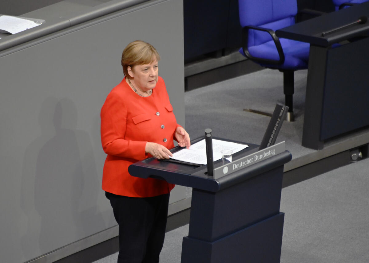 Bundeskanzlerin Dr. Angela Merkel, CDU/CSU, gibt zur Ratspräsidentschaft und zum Europäischem Rat eine Regierungserklärung.; Rednerpult, Rede, 166. Sitzung Deutscher Bundestag. Merkel, Angela Bundeskanzlerin Dr. Angela Merkel, CDU/CSU, gibt zur Ratspräsidentschaft und zum Europäischem Rat eine Regierungserklärung.; Rednerpult, Rede, 166. Sitzung Deutscher Bundestag.
