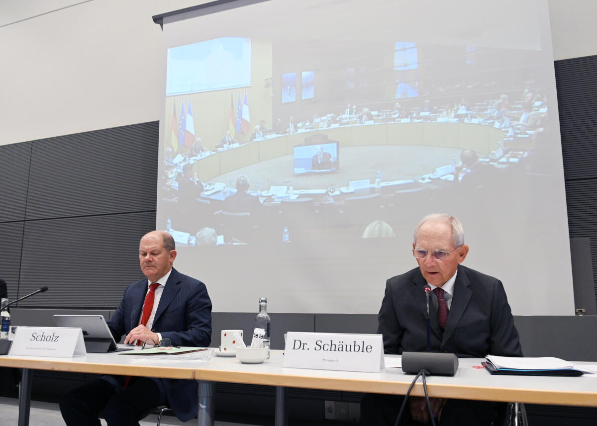 Schäuble, Wolfgang; Scholz, Olaf Bundestagspräsident Dr. Wolfgang Schäuble, (re), CDU/CSU, leitet zusammen mit seinem französischen Kollegen, dem Präsidenten der Assemblée Nationale, Richard Ferrand, mit Beteiligung der Finanzminister Olaf Scholz, (li), SPD, und Bruno le Maire (nicht im Bild), im Rahmen einer Videokonferenz eine Sondersitzung der Deutsch-Französischen Parlamentarischen Versammlung.