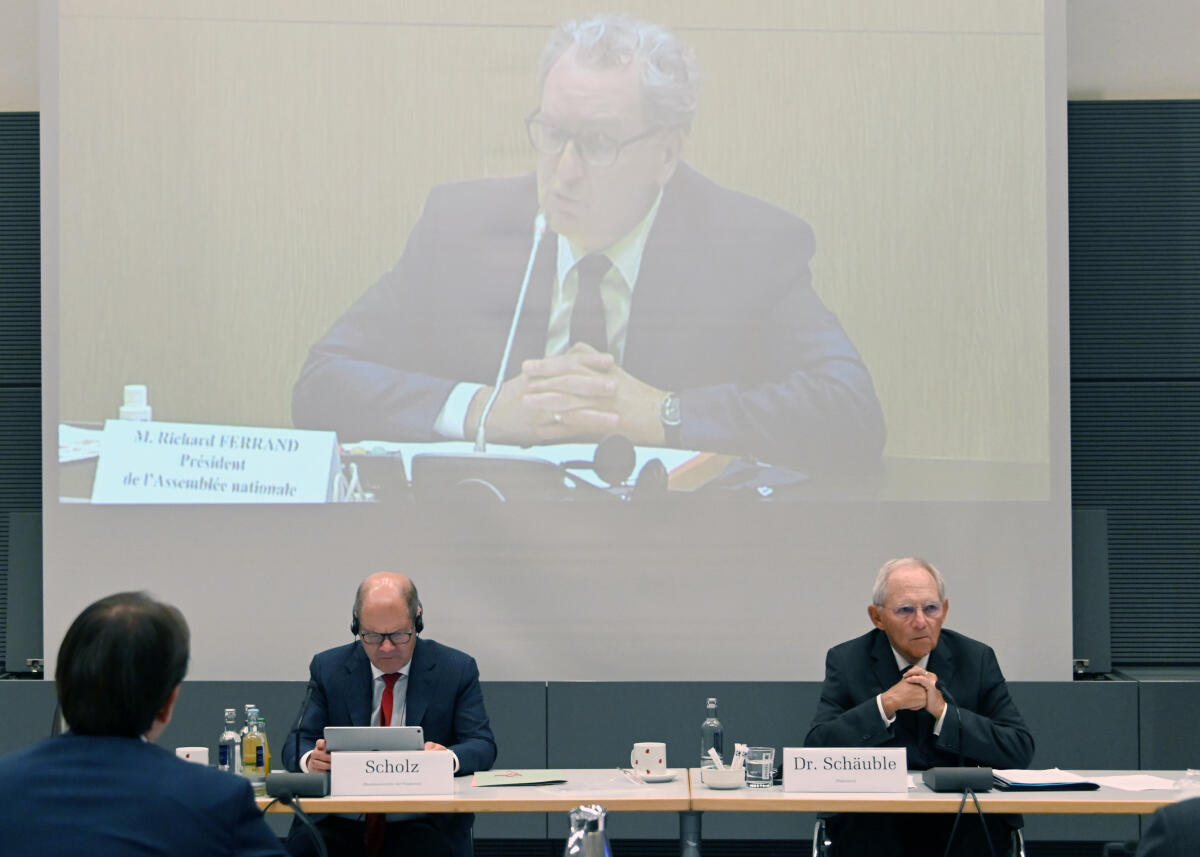 Schäuble, Wolfgang; Scholz, Olaf Bundestagspräsident Dr. Wolfgang Schäuble, (re), CDU/CSU, leitet zusammen mit seinem französischen Kollegen, dem Präsidenten der Assemblée Nationale, Richard Ferrand, (auf der Videoleinwand zu sehen), mit Beteiligung der Finanzminister Olaf Scholz, (li), SPD, und Bruno le Maire (nicht im Bild), im Rahmen einer Videokonferenz eine Sondersitzung der Deutsch-Französischen Parlamentarischen Versammlung.