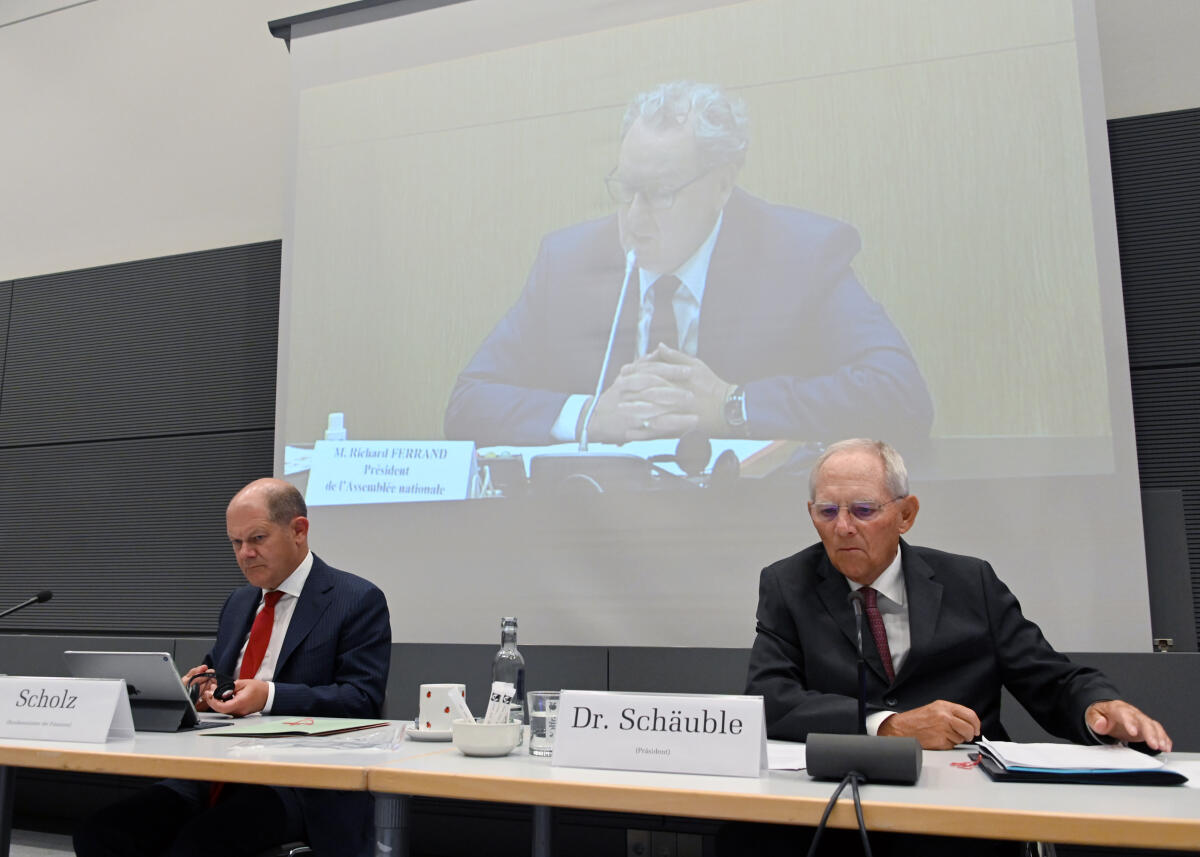 Schäuble, Wolfgang; Scholz, Olaf Bundestagspräsident Dr. Wolfgang Schäuble, (re), CDU/CSU, leitet zusammen mit seinem französischen Kollegen, dem Präsidenten der Assemblée Nationale, Richard Ferrand, (auf der Videoleinwand zu sehen), mit Beteiligung der Finanzminister Olaf Scholz, (li), SPD, und Bruno le Maire (nicht im Bild), im Rahmen einer Videokonferenz eine Sondersitzung der Deutsch-Französischen Parlamentarischen Versammlung.