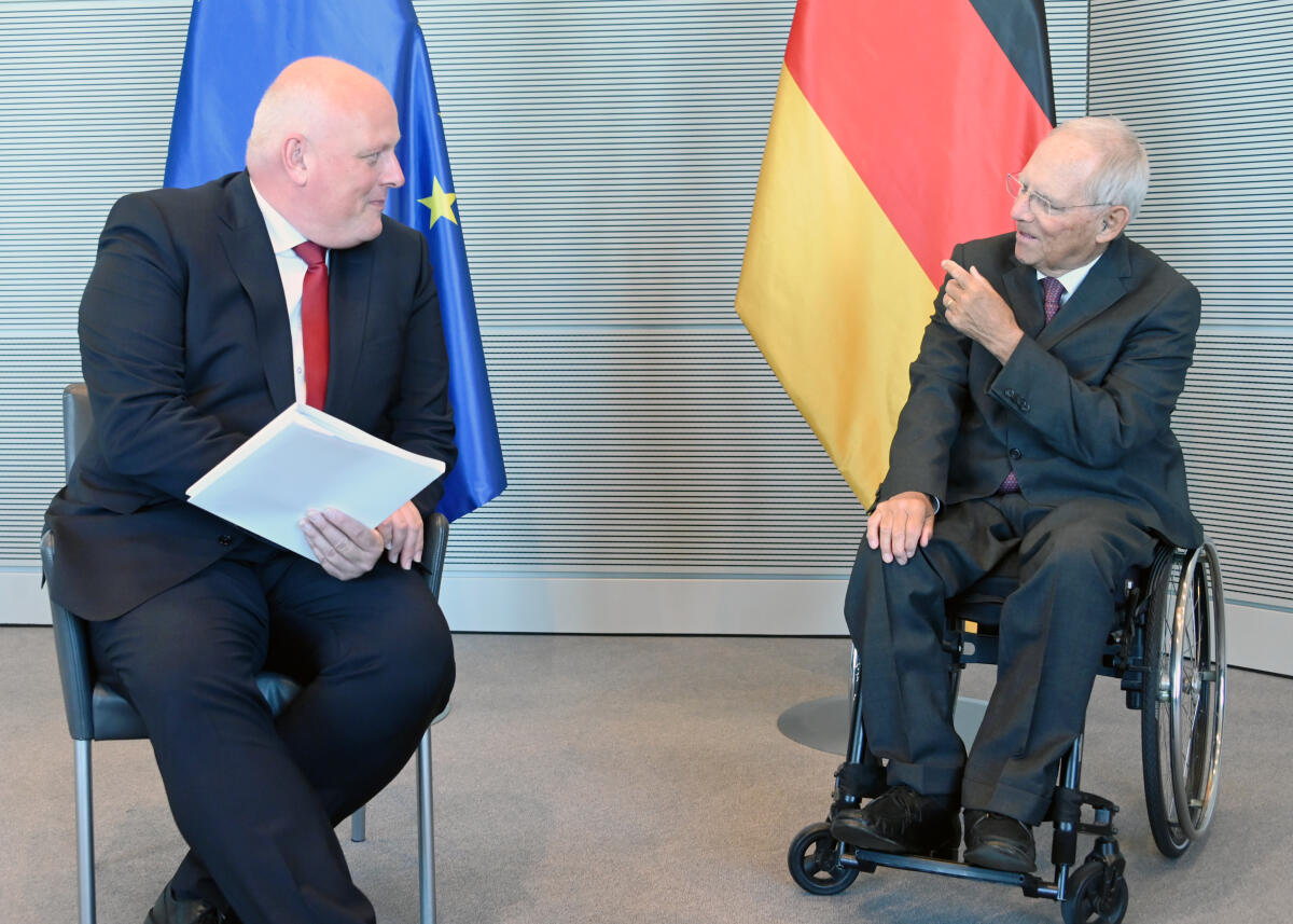 Bundestagspräsident Dr. Wolfgang Schäuble, (re), CDU/CSU, nimmt vom Bundesbeauftragten für den Datenschutz und die Informationsfreiheit, Ulrich Kelber, (li), den 7. Tätigkeitsbericht zur Informationsfreiheit und den 28. Tätigkeitsbericht zum Datenschutz, entgegen.; Fahne, Fahnen, Geste, Gestik, Bericht. Schäuble, Wolfgang; Kelber, Ulrich Bundestagspräsident Dr. Wolfgang Schäuble, (re), CDU/CSU, nimmt vom Bundesbeauftragten für den Datenschutz und die Informationsfreiheit, Ulrich Kelber, (li), den 7. Tätigkeitsbericht zur Informationsfreiheit und den 28. Tätigkeitsbericht zum Datenschutz, entgegen.; Fahne, Fahnen, Geste, Gestik, Bericht.