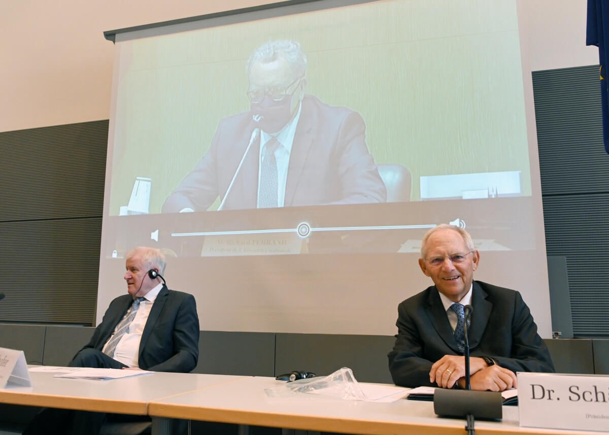 Bundestagspräsident Dr. Wolfgang Schäuble, (re), CDU/CSU, leitet im Rahmen einer Sondersitzung der Parlamentarischen Versammlung und im Beisein zahlreicher Bundestagsabgeordneter eine Videokonferenz mit dem Präsidenten der Assemblée Nationale, Richard Ferrand und Mitgliedern des französischen Parlaments.Links im Bild: der Bundesminister des Inneren, Horst Seehofer, CDU/CSU. Schäuble, Wolfgang; Seehofer, Horst Bundestagspräsident Dr. Wolfgang Schäuble, (re), CDU/CSU, leitet im Rahmen einer Sondersitzung der Parlamentarischen Versammlung und im Beisein zahlreicher Bundestagsabgeordneter eine Videokonferenz mit dem Präsidenten der Assemblée Nationale, Richard Ferrand und Mitgliedern des französischen Parlaments.Links im Bild: der Bundesminister des Inneren, Horst Seehofer, CDU/CSU.
