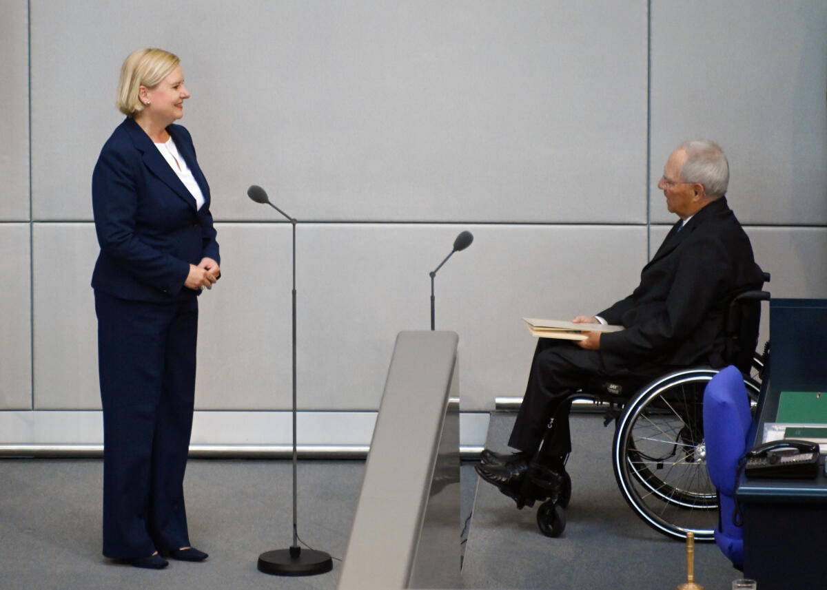 Schäuble, Wolfgang; Högl, Eva Bundestagspräsident Dr. Wolfgang Schäuble, CDU/CSU, vereidigt die neue Wehrbeauftragte des Deutschen Bundestages, Dr. Eva Högl, SPD.; 
