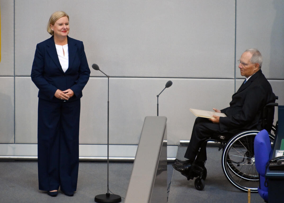 Schäuble, Wolfgang; Högl, Eva Bundestagspräsident Dr. Wolfgang Schäuble, CDU/CSU, vereidigt die neue Wehrbeauftragte des Deutschen Bundestages, Dr. Eva Högl, SPD.; 