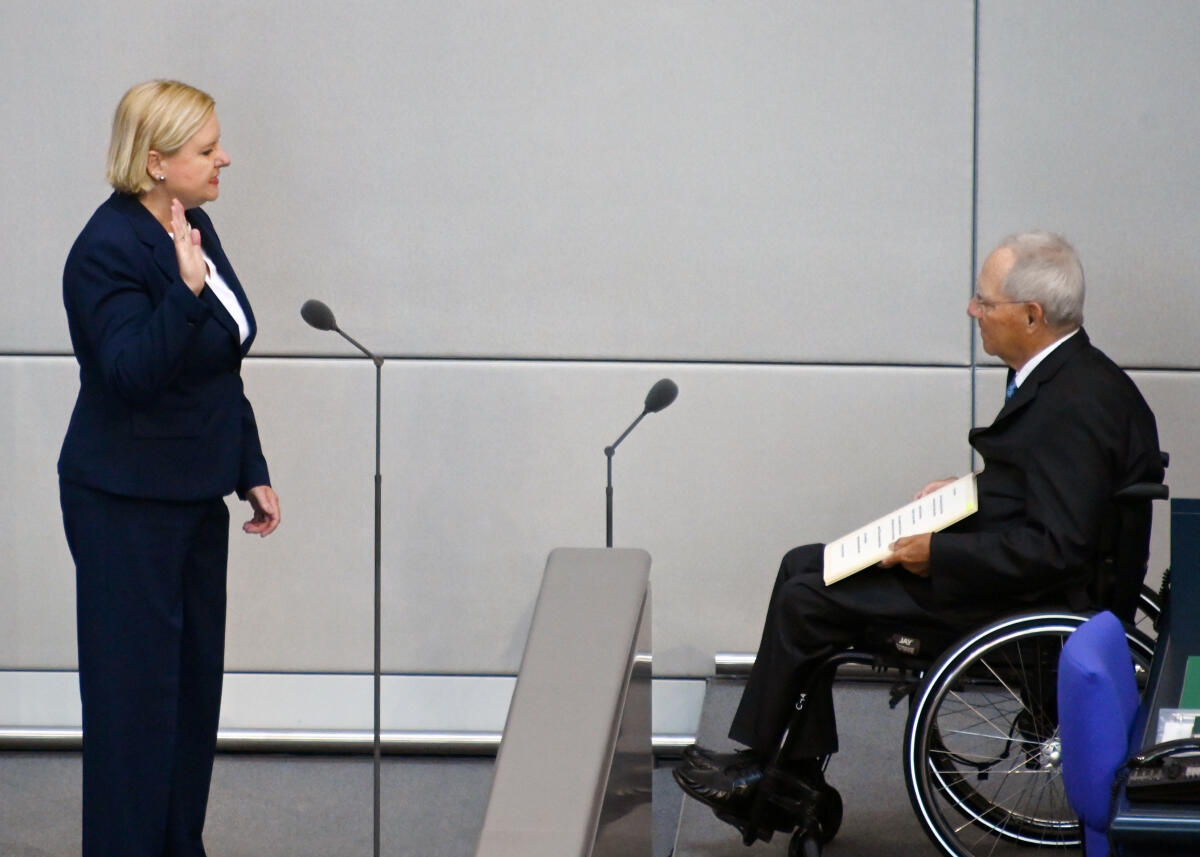 Schäuble, Wolfgang; Högl, Eva Bundestagspräsident Dr. Wolfgang Schäuble, CDU/CSU, vereidigt die neue Wehrbeauftragte des Deutschen Bundestages, Dr. Eva Högl, SPD.; 