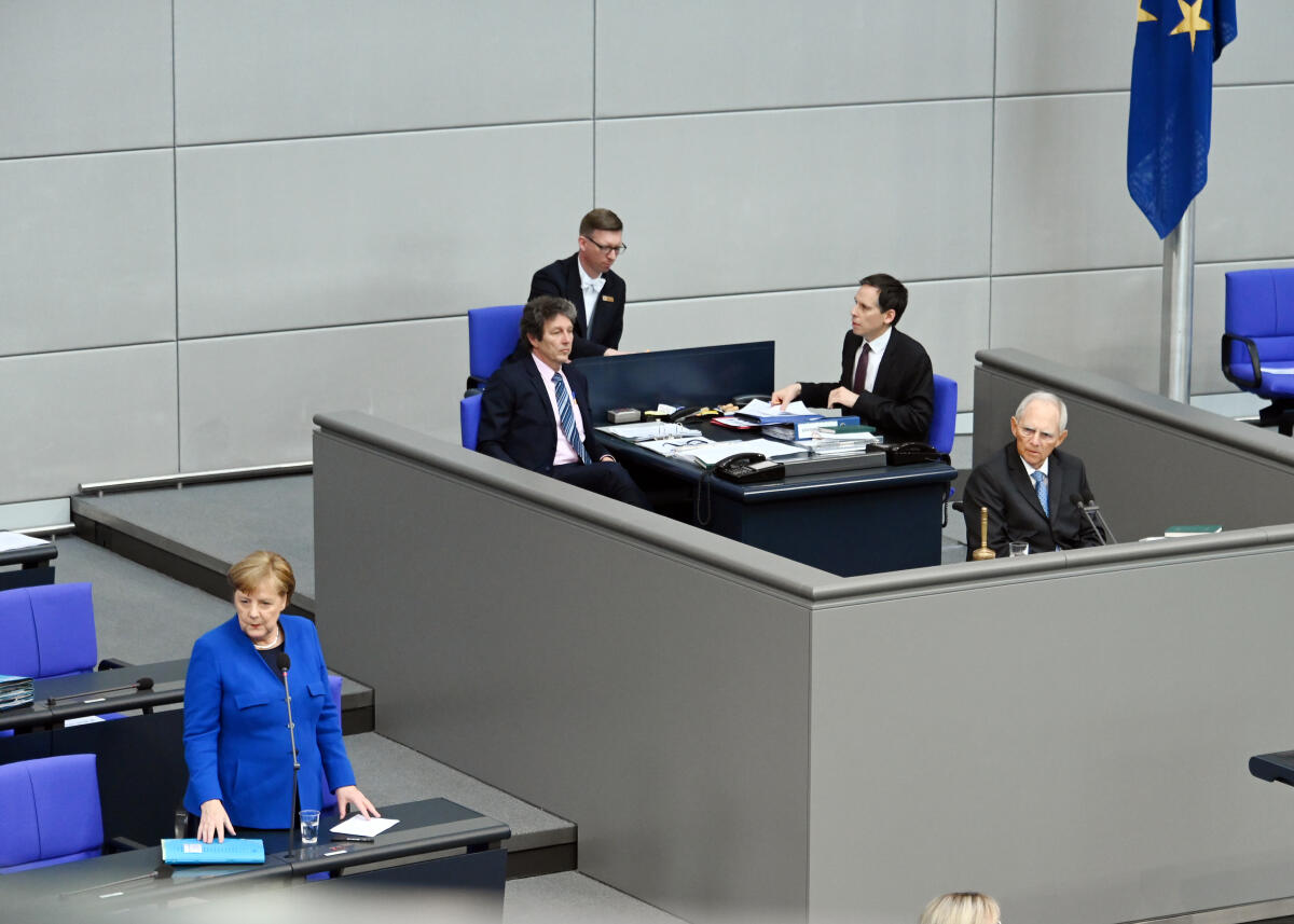 Merkel, Angela; Schäuble, Wolfgang Bundeskanzlerin Dr. Angela Merkel, (li), CDU/CSU, steht während der Regierungsbefragung am 13. Mai 2020 für Fragen der Mitglieder des Deutschen Bundestages zur Corona-Krise und anderen Themen zur Verfügung. Bundestagspräsident Dr. Wolfgang Schäuble, (rechts beim Vorsitz), CDU/CSU, leitet die Sitzung.; Übersicht.