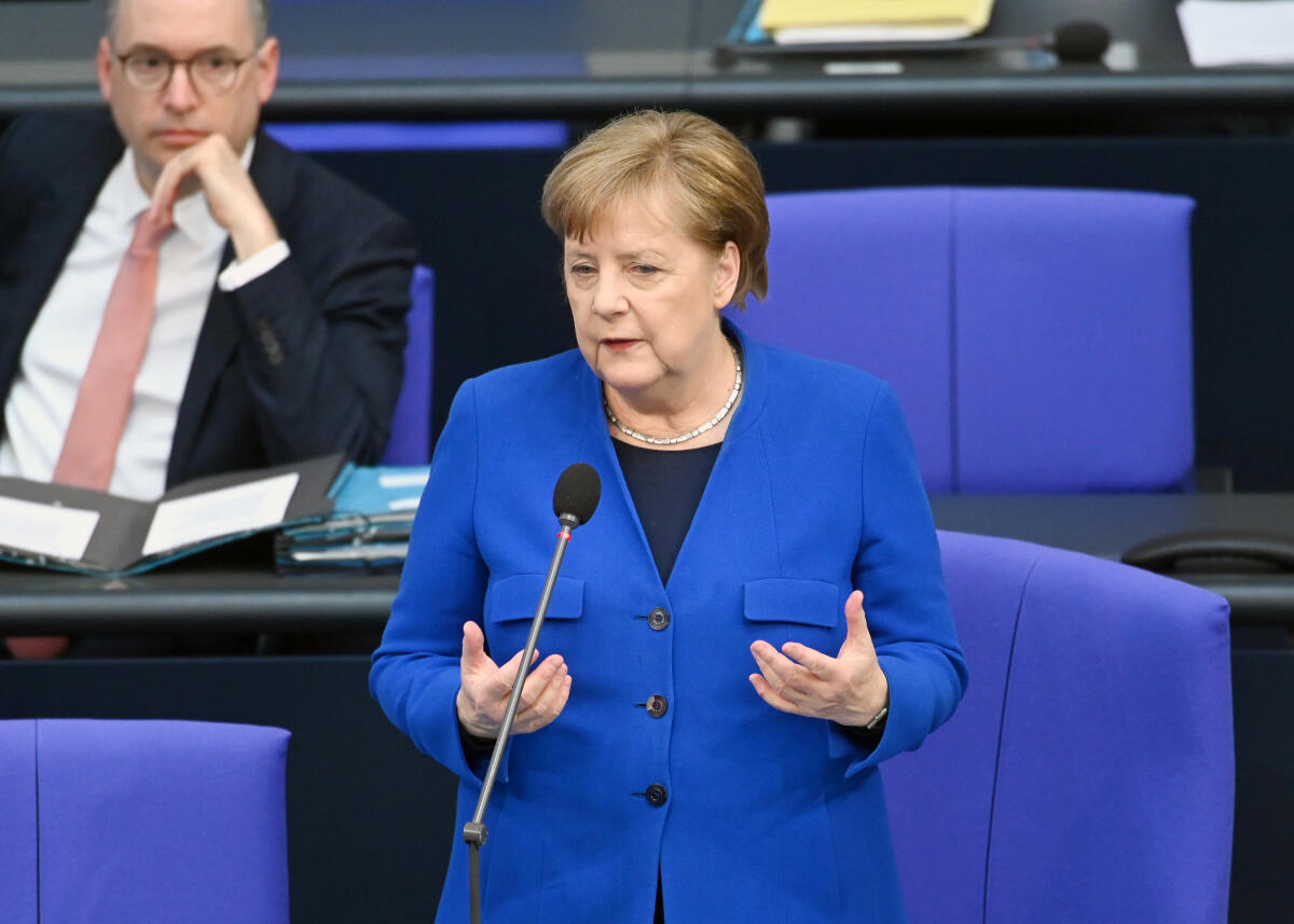 Bundeskanzlerin Dr. Angela Merkel, CDU/CSU, steht während der Regierungsbefragung am 13. Mai 2020 für Fragen der Mitglieder des Deutschen Bundestages zur Corona-Krise und anderen Themen zur Verfügung.; Geste, Gestik. Merkel, Angela Bundeskanzlerin Dr. Angela Merkel, CDU/CSU, steht während der Regierungsbefragung am 13. Mai 2020 für Fragen der Mitglieder des Deutschen Bundestages zur Corona-Krise und anderen Themen zur Verfügung.; Geste, Gestik.