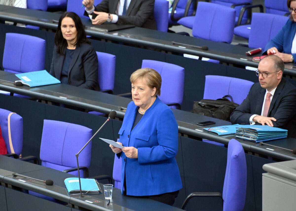 Bundeskanzlerin Dr. Angela Merkel, (mitte), CDU/CSU, steht während der Regierungsbefragung am 13. Mai 2020 für Fragen der Mitglieder des Deutschen Bundestages zur Corona-Krise und anderen Themen zur Verfügung. Merkel, Angela Bundeskanzlerin Dr. Angela Merkel, (mitte), CDU/CSU, steht während der Regierungsbefragung am 13. Mai 2020 für Fragen der Mitglieder des Deutschen Bundestages zur Corona-Krise und anderen Themen zur Verfügung.