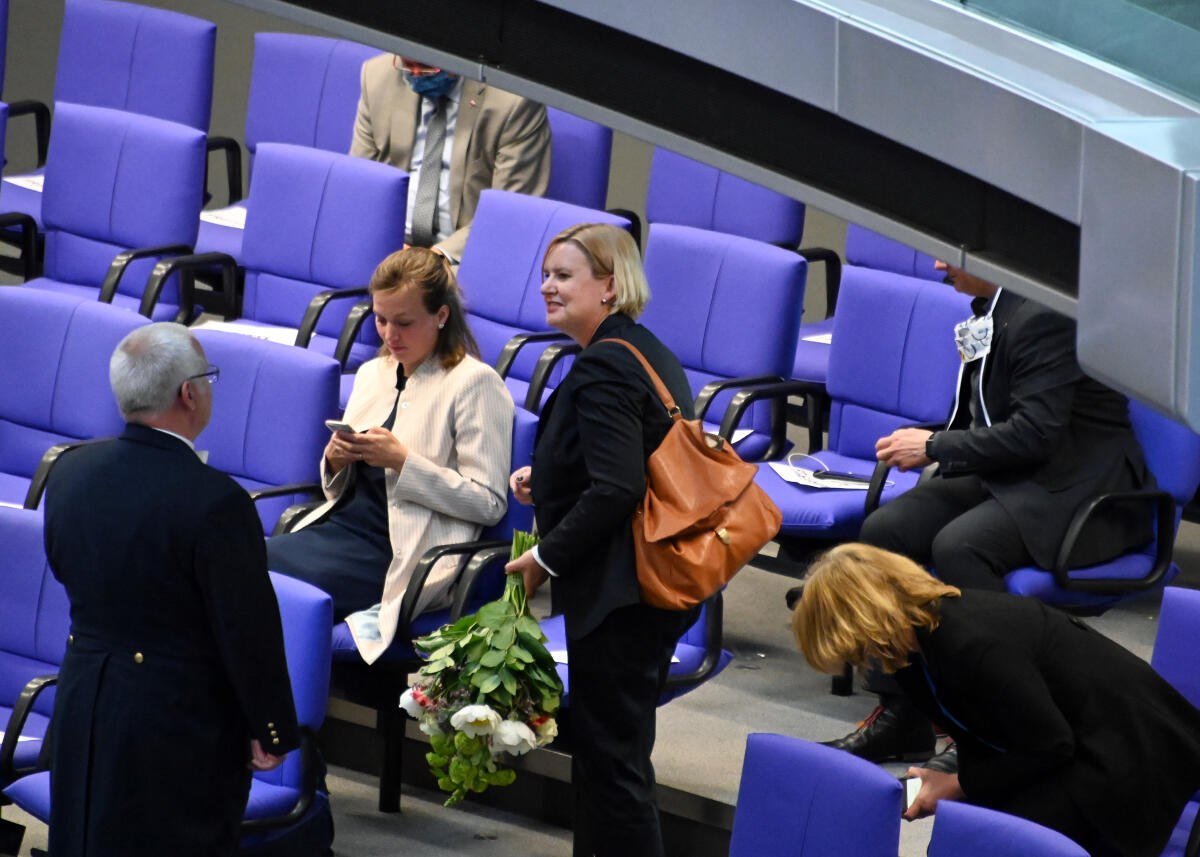 Högl, Eva Eva Högl, (mitte mit Blumen), SPD, wurde zur Wehrbeauftragten des Deutschen Bundestages gewählt.