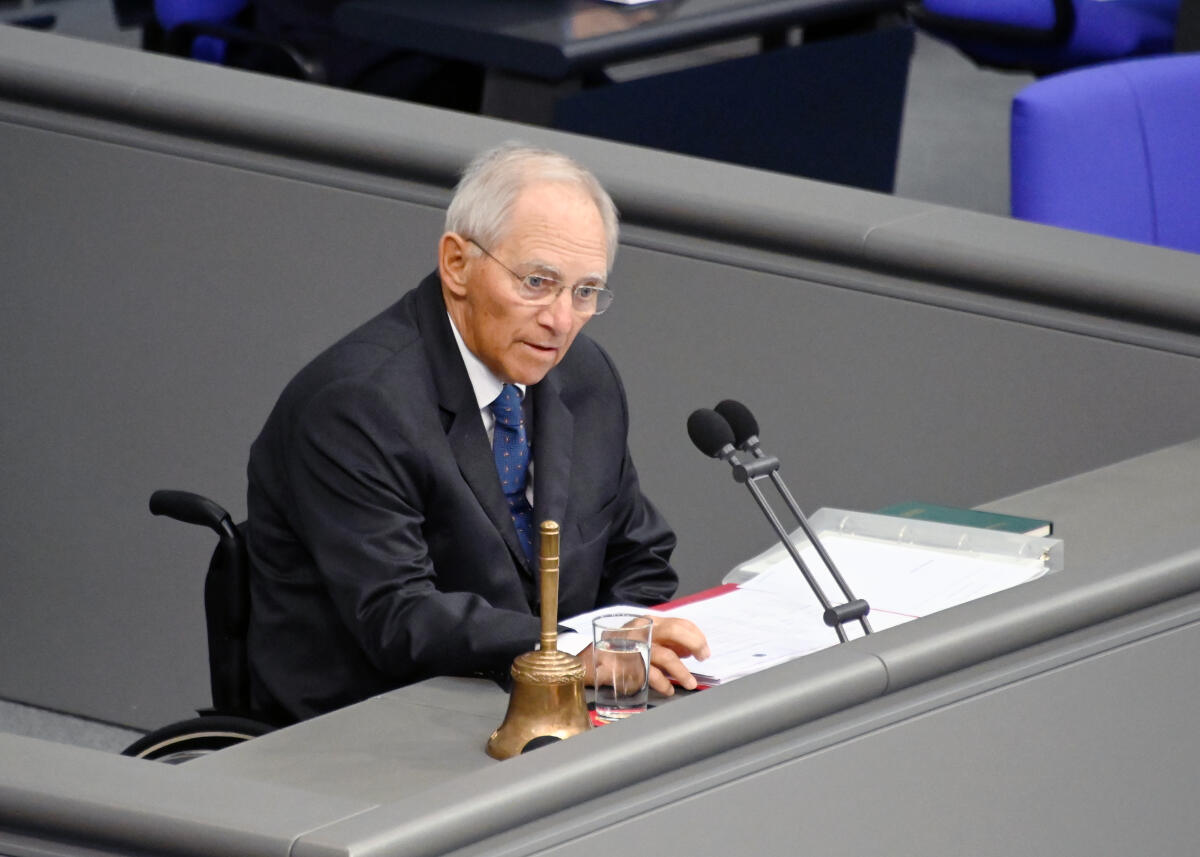 Schäuble, Wolfgang Bundestagspräsident Dr. Wolfgang Schäuble, (Vorsitz), CDU/CSU, äußert sich zu Beginn der 158. Sitzung des Deutschen Bundestages im Rahmen einer Trauerminute zu Norbert Blüm. Die Mitglieder des Bundestages erheben sich zu Ehren des verstorbenen Politikers.