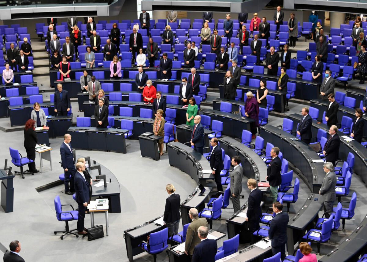  Trauerminute für Norbert Blüm im Deutschen Bundestages. Die Mitglieder des Bundestages erheben sich zu Ehren des verstorbenen Politikers.; Übersicht.