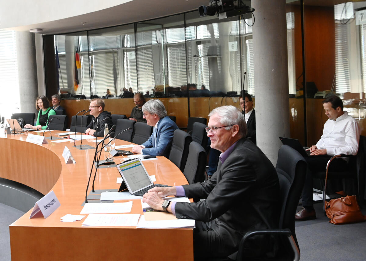 Der Ausschuss des Deutschen Bundestages für Wirtschaft und Energie tagt zu diversen Themen unter Beachtung der durch die Corona-Krise vorgegebenen Regeln, den Abstand einzuhalten.; Übersicht. Der Ausschuss des Deutschen Bundestages für Wirtschaft und Energie tagt zu diversen Themen unter Beachtung der durch die Corona-Krise vorgegebenen Regeln, den Abstand einzuhalten.; Übersicht.