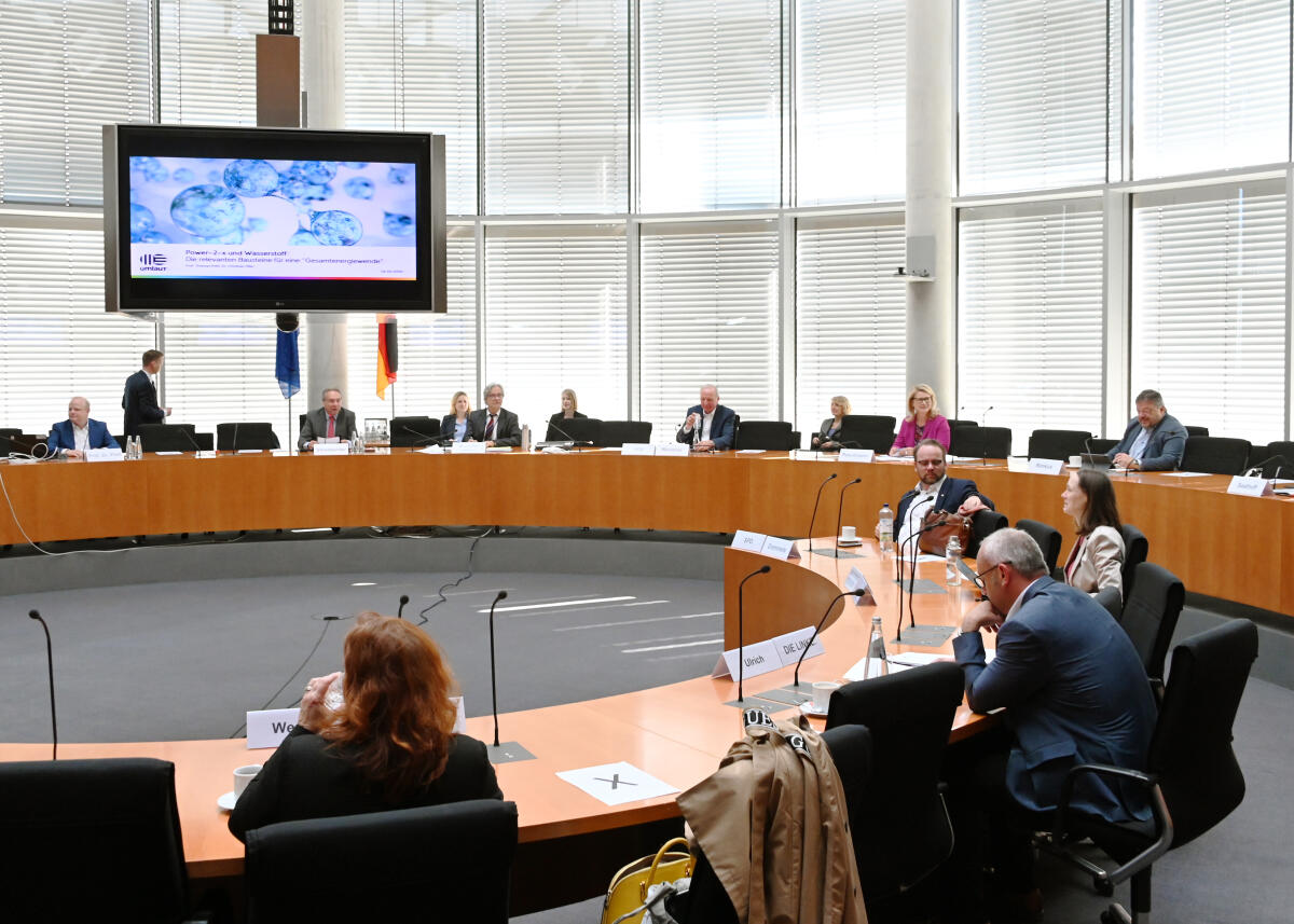 Der Ausschuss des Deutschen Bundestages für Wirtschaft und Energie tagt zu diversen Themen unter Beachtung der durch die Corona-Krise vorgegebenen Regeln, den Abstand einzuhalten.; Übersicht. Der Ausschuss des Deutschen Bundestages für Wirtschaft und Energie tagt zu diversen Themen unter Beachtung der durch die Corona-Krise vorgegebenen Regeln, den Abstand einzuhalten.; Übersicht.
