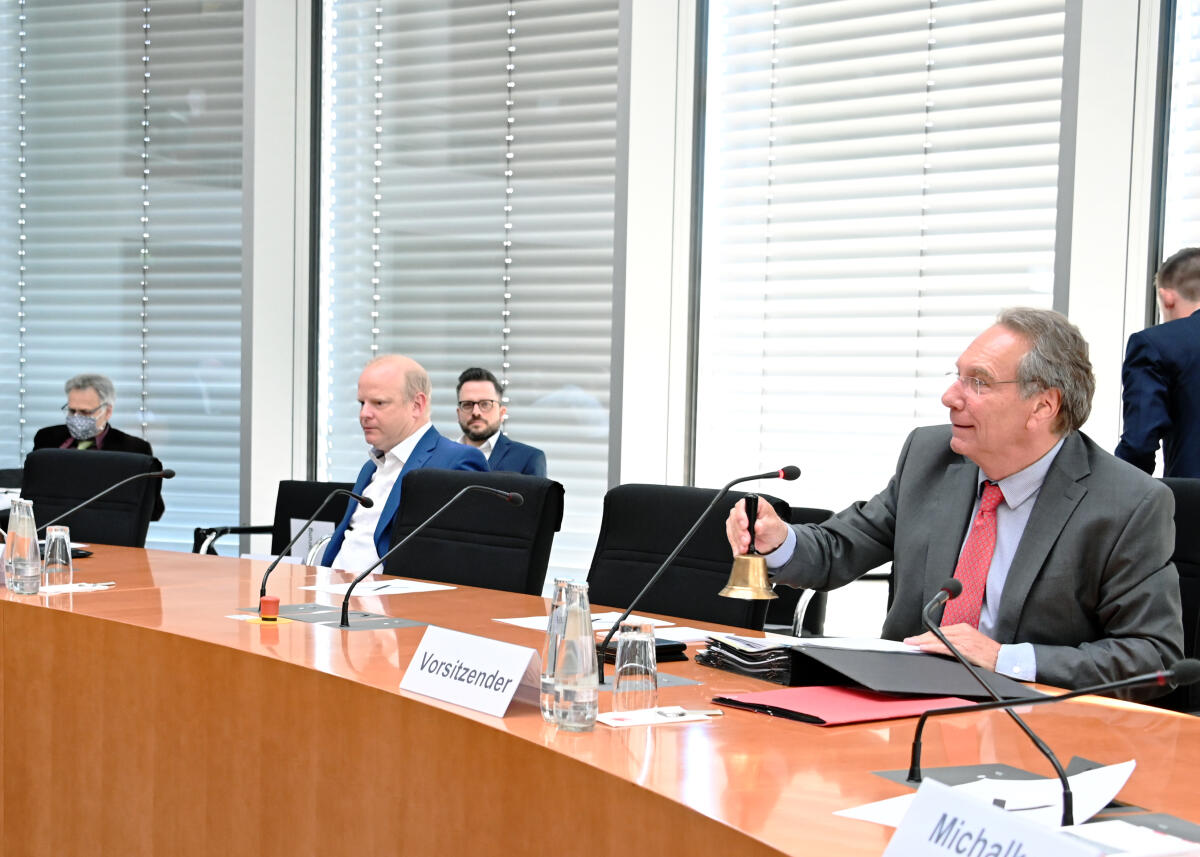 Der Ausschuss des Deutschen Bundestages für Wirtschaft und Energie hat unter der Leitung seines Vorsitzenden Klaus Ernst, (re), DIE LINKE, eine Sitzung zum Thema Wasserstofftechnologie. Prof. Dr. Thomas Prefi, (2.v.li), nimmt an Gast an der Sitzung teil. Die Mitglieder des Ausschusses nehmen unter den Vorgaben des gebotenen Abstands an der Sitzung teil. Ernst, Klaus; Prefi, Thomas Der Ausschuss des Deutschen Bundestages für Wirtschaft und Energie hat unter der Leitung seines Vorsitzenden Klaus Ernst, (re), DIE LINKE, eine Sitzung zum Thema Wasserstofftechnologie. Prof. Dr. Thomas Prefi, (2.v.li), nimmt an Gast an der Sitzung teil. Die Mitglieder des Ausschusses nehmen unter den Vorgaben des gebotenen Abstands an der Sitzung teil.