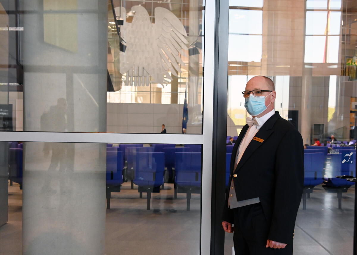Im Rahmen der Maßnahmen wegen der Corona-Krise findet die 156, Sitzung des Deutschen Bundestages mit entsprechenden Vorgaben statt: freiwilliges Maske tragen, zwingendes Abstand halten.; Auch die Saaldiener tragen Schutzmasken.; Adler, Bundesadler. Im Rahmen der Maßnahmen wegen der Corona-Krise findet die 156, Sitzung des Deutschen Bundestages mit entsprechenden Vorgaben statt: freiwilliges Maske tragen, zwingendes Abstand halten.; Auch die Saaldiener tragen Schutzmasken.; Adler, Bundesadler.
