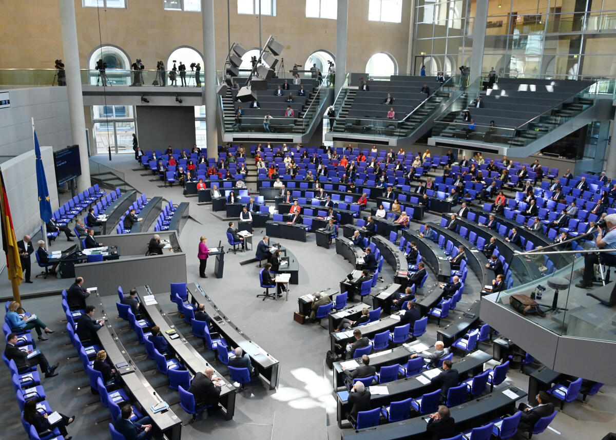  Im Rahmen der Maßnahmen wegen der Corona-Krise findet die 156, Sitzung des Deutschen Bundestages mit entsprechenden Vorgaben statt: freiwilliges Maske tragen, zwingendes Abstand halten.; Übersicht.