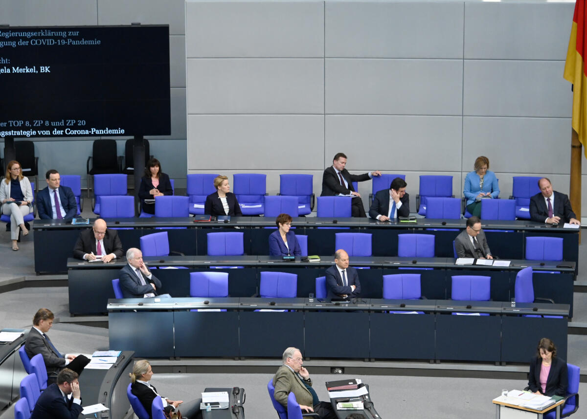 Im Rahmen der Maßnahmen wegen der Corona-Krise findet die 156, Sitzung des Deutschen Bundestages mit entsprechenden Vorgaben statt: freiwilliges Maske tragen, zwingendes Abstand halten.; Regierungsbank, Übersicht. Im Rahmen der Maßnahmen wegen der Corona-Krise findet die 156, Sitzung des Deutschen Bundestages mit entsprechenden Vorgaben statt: freiwilliges Maske tragen, zwingendes Abstand halten.; Regierungsbank, Übersicht.