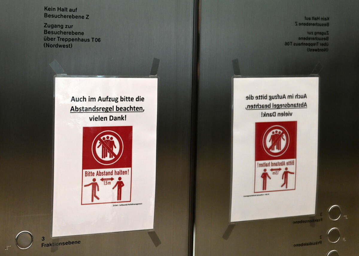  In den Aufzügen des Bundestages und des Reichstagsgebäudes (hier im Bild) sind wegen der Corona-Krise Hinweise zur Einhaltung des Abstandes angebracht.