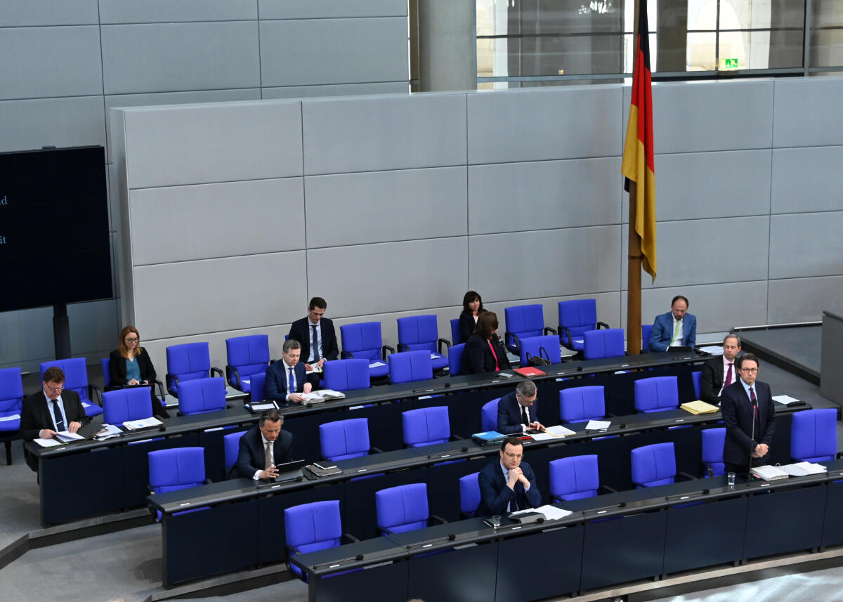 Im Rahmen der Maßnahmen wegen der Corona-Krise findet die 155, Sitzung des Deutschen Bundestages mit entsprechenden Vorgaben statt: freiwilliges Maske tragen, zwingendes Abstand halten. Auch bei den Bundestagsausschüssen gelten diese Auflagen. Hier die Regierungsbank. Im Rahmen der Maßnahmen wegen der Corona-Krise findet die 155, Sitzung des Deutschen Bundestages mit entsprechenden Vorgaben statt: freiwilliges Maske tragen, zwingendes Abstand halten. Auch bei den Bundestagsausschüssen gelten diese Auflagen. Hier die Regierungsbank.