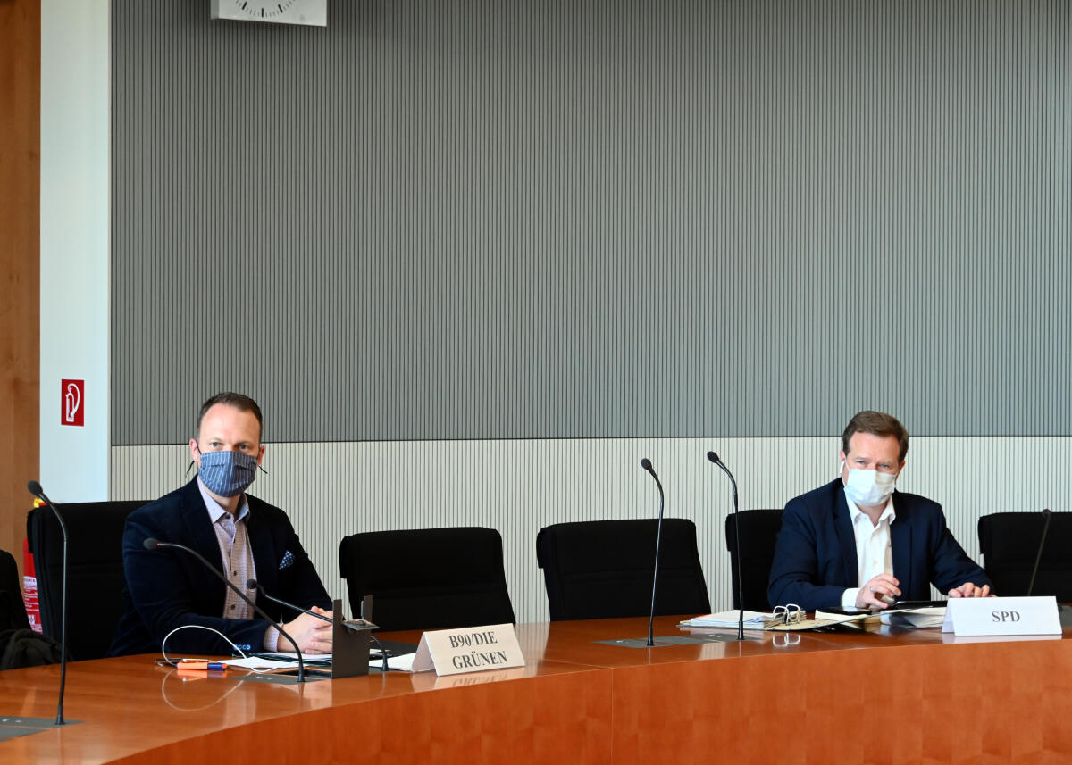  Im Rahmen der Maßnahmen wegen der Corona-Krise findet die 155, Sitzung des Deutschen Bundestages mit entsprechenden Vorgaben statt: freiwilliges Maske tragen, zwingendes Abstand halten. Auch bei den Bundestagsausschüssen gelten diese Auflagen, hier im Bild der Menschenrechtsausschuss.