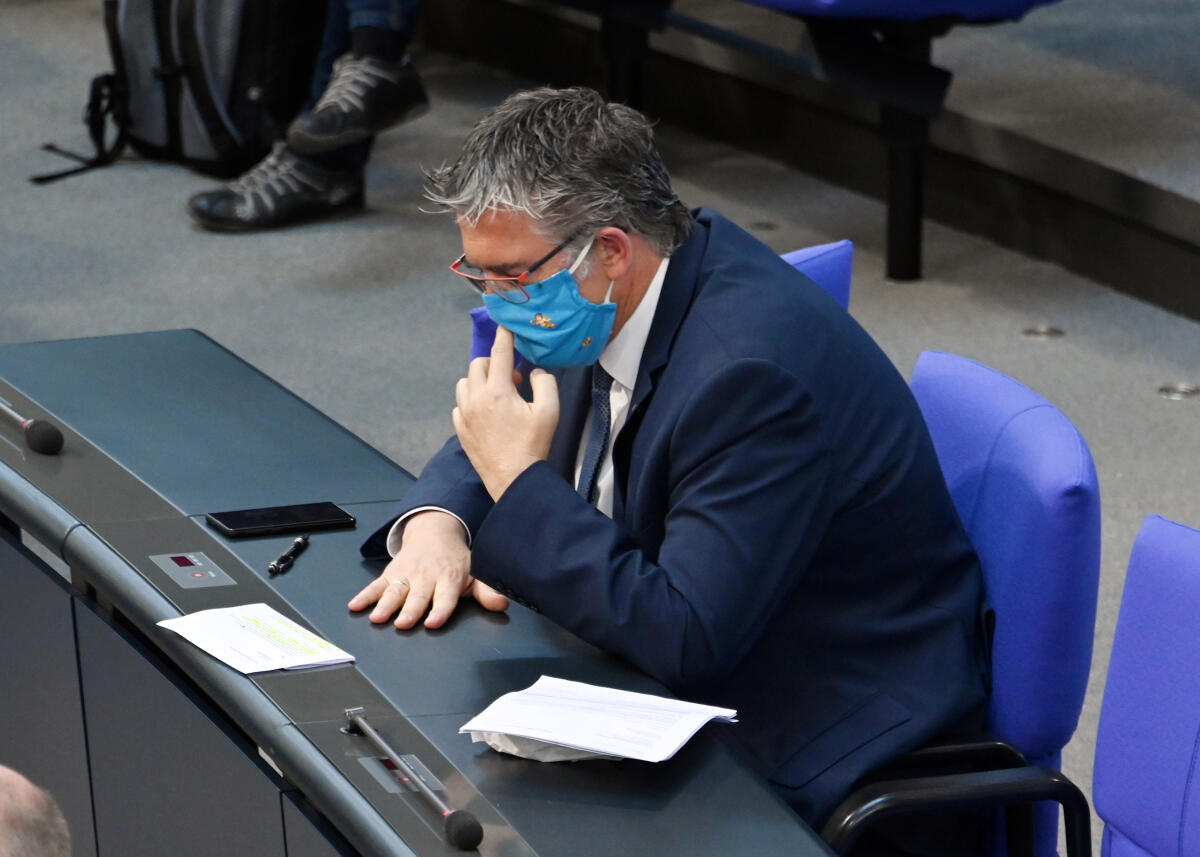  Im Rahmen der Maßnahmen wegen der Corona-Krise findet die 155, Sitzung des Deutschen Bundestages mit entsprechenden Vorgaben statt: freiwilliges Maske tragen (hier im Bild), zwingendes Abstand halten. Auch bei den Bundestagsausschüssen gelten diese Auflagen.