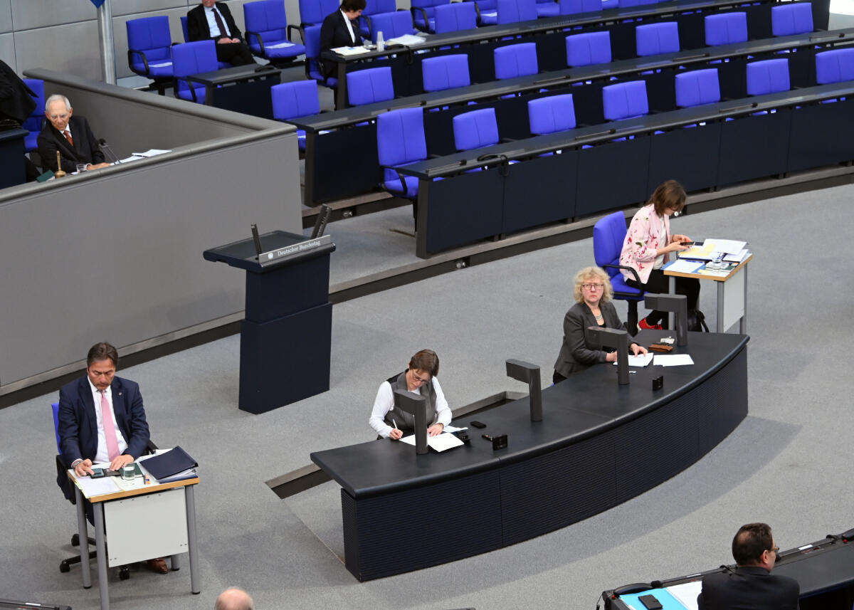  Im Rahmen der Maßnahmen wegen der Corona-Krise findet die 155, Sitzung des Deutschen Bundestages mit entsprechenden Vorgaben statt: freiwilliges Maske tragen, zwingendes Abstand halten. Auch bei den Bundestagsausschüssen gelten diese Auflagen. Auch die Schriftführer halten den Abstand ein.
