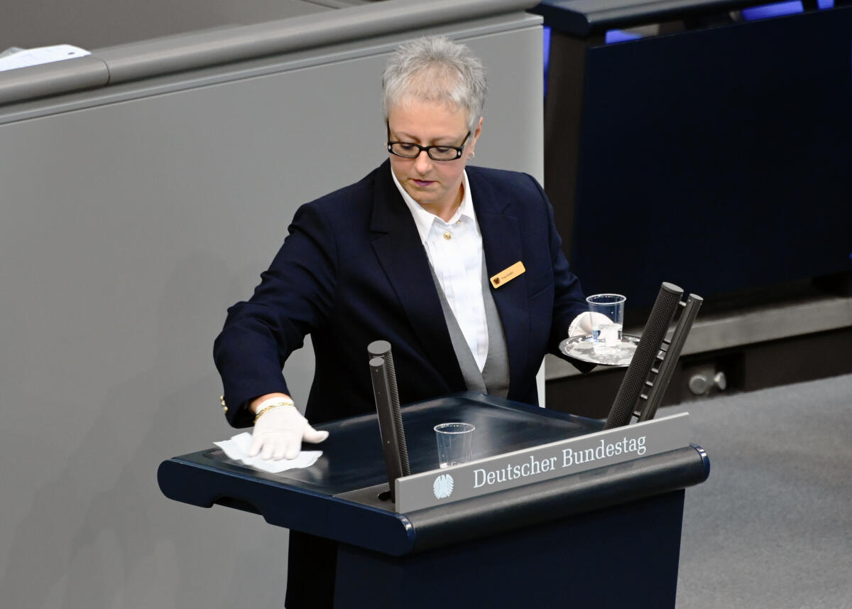 154. Sitzung Deutscher Bundestag, Debatten zur Corona-Krise. Nach jedem Redner wird das Rednerpult desinfiziert. 154. Sitzung Deutscher Bundestag, Debatten zur Corona-Krise. Nach jedem Redner wird das Rednerpult desinfiziert.