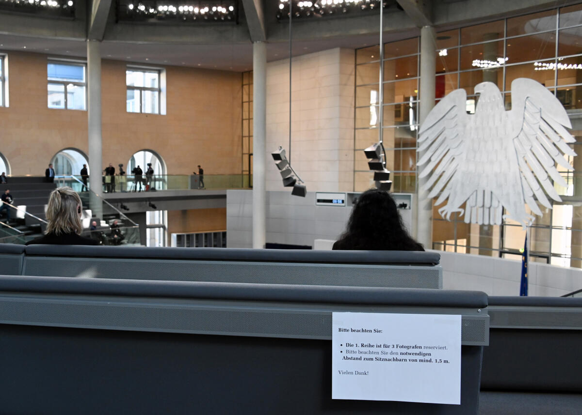  Die 154. Sitzung des Deutschen Bundestages findet auf Grundlage der Corona-Krise mit zahlreichen Veränderungen statt. Dazu gehört vorwiegend: Abstand zueinander halten. Die Stuhlreihen im Plenum sind mit dem Hinweis versehen "Bitte frei lassen", sodass die Bundestagsabgeordneten während der Debatten und Tagesordnungspunkten nicht direkt nebeneinander sitzen. Desweiteren gibt es Hinweise zu Verhaltensmustern. Bundestagspräsident Dr. Wolfgang Schäuble, CDU/CSU, sitzt ohne Schriftführer am Vorsitz. Diese haben neben den Stenographenplätzen, von denen jeweils nur einer stenographiert, Platz genommen. Hinweise für diejenigen, die auf den Besuchertribünen Platz nehmen.