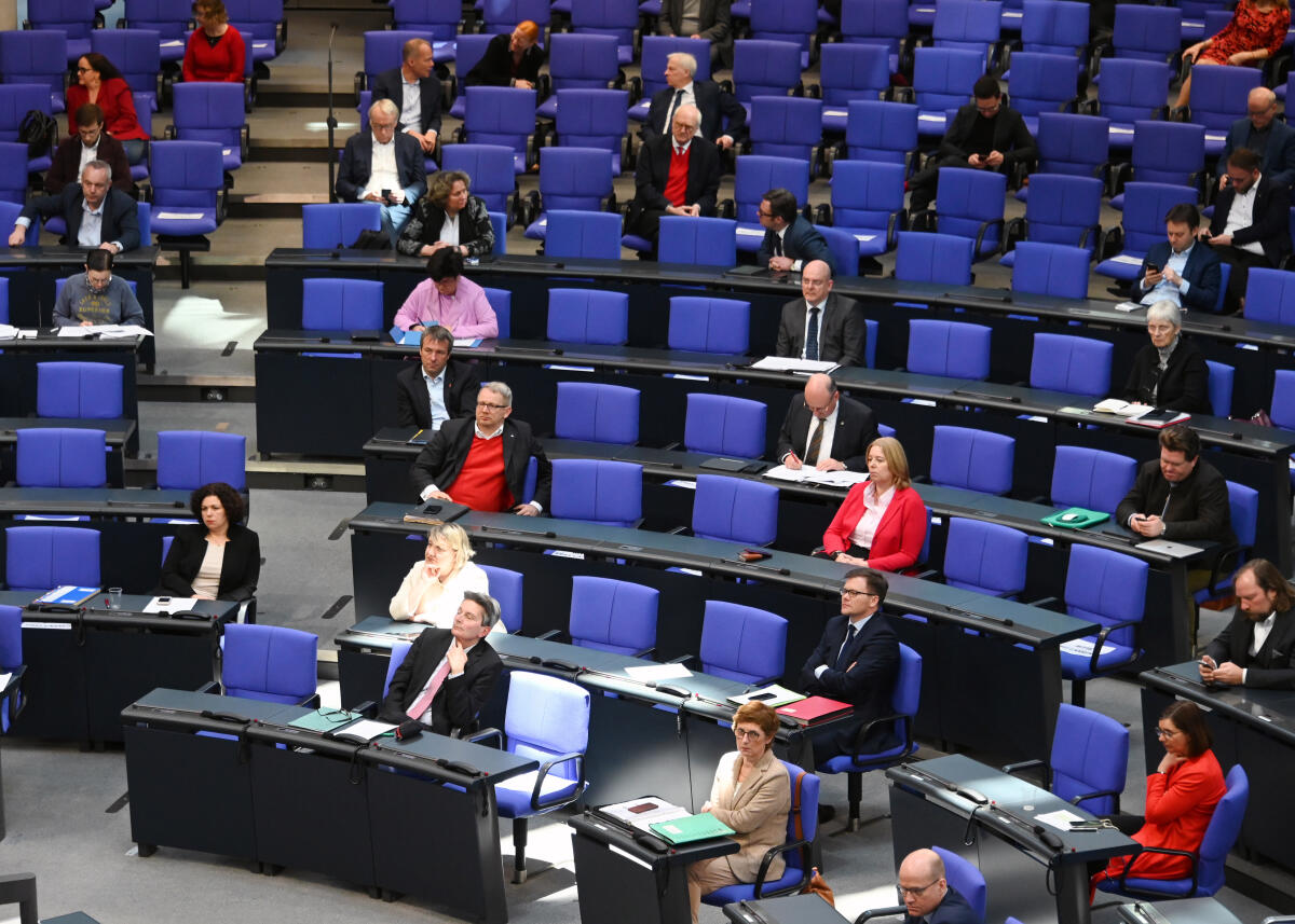 Die 154. Sitzung des Deutschen Bundestages findet auf Grundlage der Corona-Krise mit zahlreichen Veränderungen statt. Dazu gehört vorwiegend: Abstand zueinander halten. Die Stuhlreihen im Plenum sind mit dem Hinweis versehen "Bitte frei lassen", sodass die Bundestagsabgeordneten während der Debatten und Tagesordnungspunkten nicht direkt nebeneinander sitzen (hier im Bild). Desweiteren gibt es Hinweise zu Verhaltensmustern. Bundestagspräsident Dr. Wolfgang Schäuble, CDU/CSU, sitzt ohne Schriftführer am Vorsitz. Diese haben neben den Stenographenplätzen, von denen jeweils nur einer stenographiert, Platz genommen.; Übersicht.