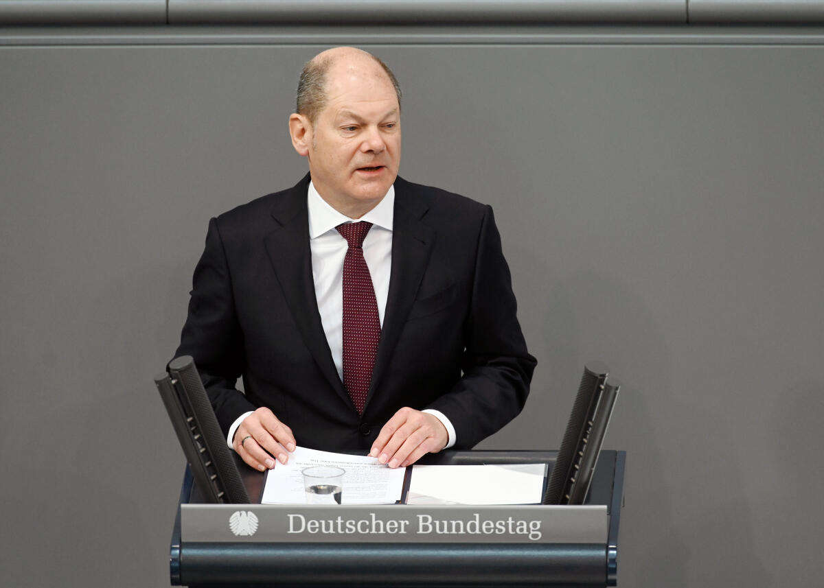 Scholz, Olaf Die 154. Sitzung des Deutschen Bundestages findet auf Grundlage der Corona-Krise mit zahlreichen Veränderungen statt. Hier gibt der Bundesminister der Finanzen, Olaf Scholz, SPD, in Vertretung für die Bundeskanzlerin Dr. Angela Merkel, die sich in Quarantäne befindet, eine Regierungserklärung ab. Dazu gehört vorwiegend: Abstand zueinander halten. Die Stuhlreihen im Plenum sind mit dem Hinweis versehen "Bitte frei lassen", sodass die Bundestagsabgeordneten während der Debatten und Tagesordnungspunkten nicht direkt nebeneinander sitzen. Desweiteren gibt es Hinweise zu Verhaltensmustern. Bundestagspräsident Dr. Wolfgang Schäuble, CDU/CSU, sitzt ohne Schriftführer am Vorsitz. Diese haben neben den Stenographenplätzen, von denen jeweils nur einer stenographiert, Platz genommen.