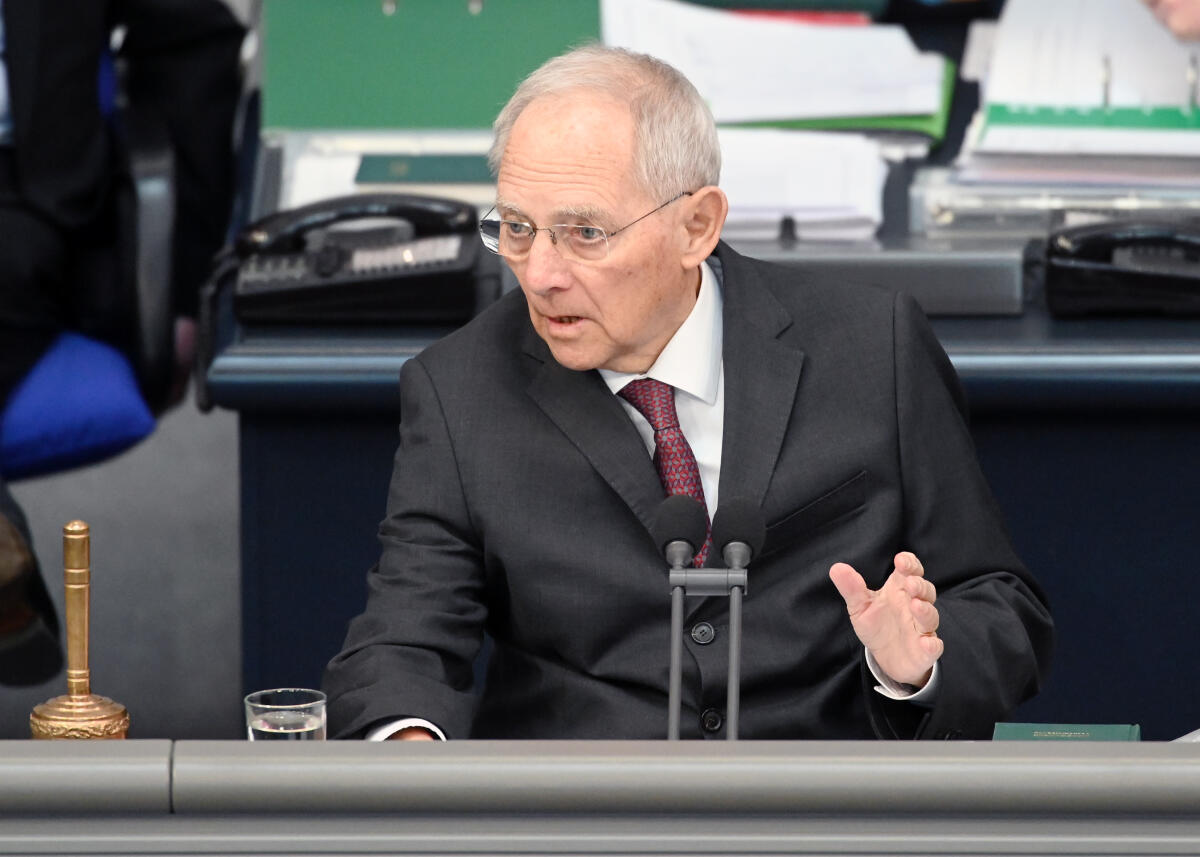 Schäuble, Wolfgang Die 154. Sitzung des Deutschen Bundestages findet auf Grundlage der Corona-Krise mit zahlreichen Veränderungen statt. Dazu gehört vorwiegend: Abstand zueinander halten. Die Stuhlreihen im Plenum sind mit dem Hinweis versehen "Bitte frei lassen", sodass die Bundestagsabgeordneten während der Debatten und Tagesordnungspunkte nicht direkt nebeneinander sitzen. Desweiteren gibt es Hinweise zu Verhaltensmustern. Bundestagspräsident Dr. Wolfgang Schäuble (hier im Bild), CDU/CSU, sitzt ohne Schriftführer am Vorsitz. Diese haben neben den Stenografenplätzen, von denen jeweils nur einer stenographiert, Platz genommen. Hier dankt der Präsidenten allen, die die Versorgung am Leben halten, und den Ärzten und Pflegekräften für ihren Einsatz.