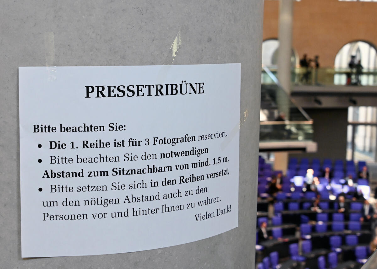  Die 154. Sitzung des Deutschen Bundestages findet auf Grundlage der Corona-Krise mit zahlreichen Veränderungen statt. Dazu gehört vorwiegend: Abstand zueinander halten. Die Stuhlreihen im Plenum sind mit dem Hinweis versehen "Bitte frei lassen", sodass die Bundestagsabgeordneten während der Debatten und Tagesordnungspunkten nicht direkt nebeneinander sitzen. Desweiteren gibt es Hinweise zu Verhaltensmustern. Bundestagspräsident Dr. Wolfgang Schäuble, CDU/CSU, sitzt ohne Schriftführer am Vorsitz. Diese haben neben den Stenographenplätzen, von denen jeweils nur einer stenographiert, Platz genommen.; Hinweise für die Fotografen und Kameramänner.