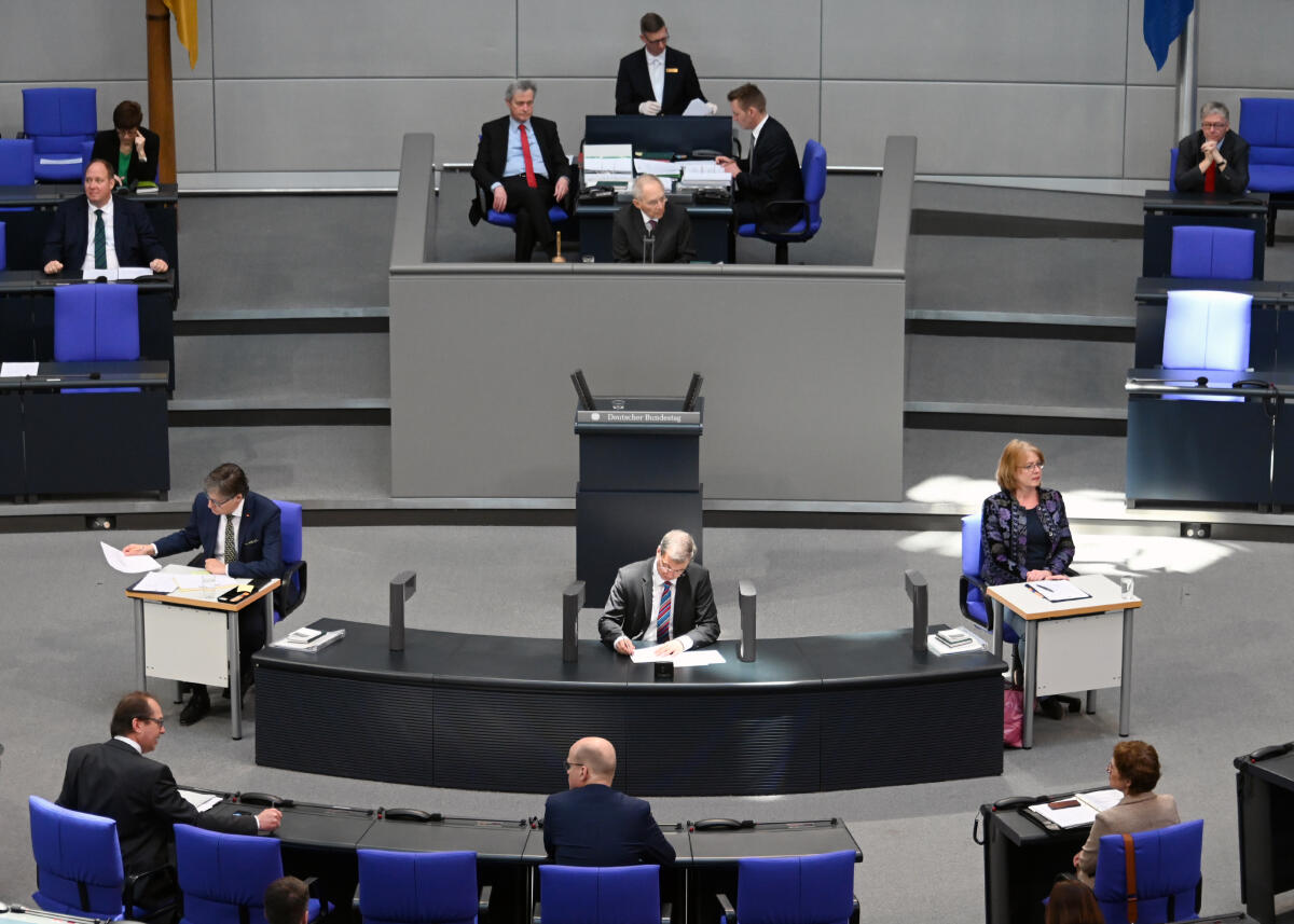 Schäuble, Wolfgang Die 154. Sitzung des Deutschen Bundestages findet auf Grundlage der Corona-Krise mit zahlreichen Veränderungen statt. Dazu gehört vorwiegend: Abstand zueinander halten. Die Stuhlreihen im Plenum sind mit dem Hinweis versehen "Bitte frei lassen", sodass die Bundestagsabgeordneten während der Debatten und Tagesordnungspunkten nicht direkt nebeneinander sitzen. Desweiteren gibt es Hinweise zu Verhaltensmustern. Bundestagspräsident Dr. Wolfgang Schäuble, (am Vorsitz), CDU/CSU, sitzt ohne Schriftführer am Vorsitz. Diese haben neben den Stenographenplätzen (hier im Bild), von denen jeweils nur einer stenographiert, Platz genommen.; Übersicht.
